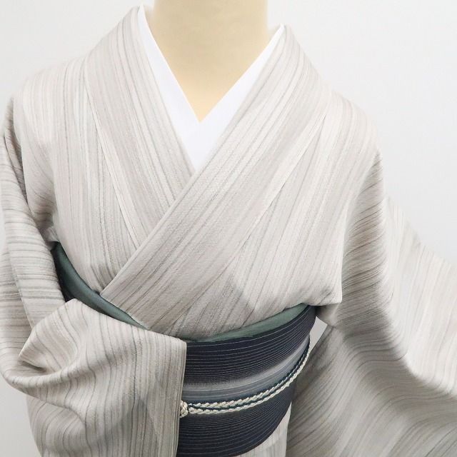 仕付け糸付”洗練の縦縞が日常に上質を添える”小紋