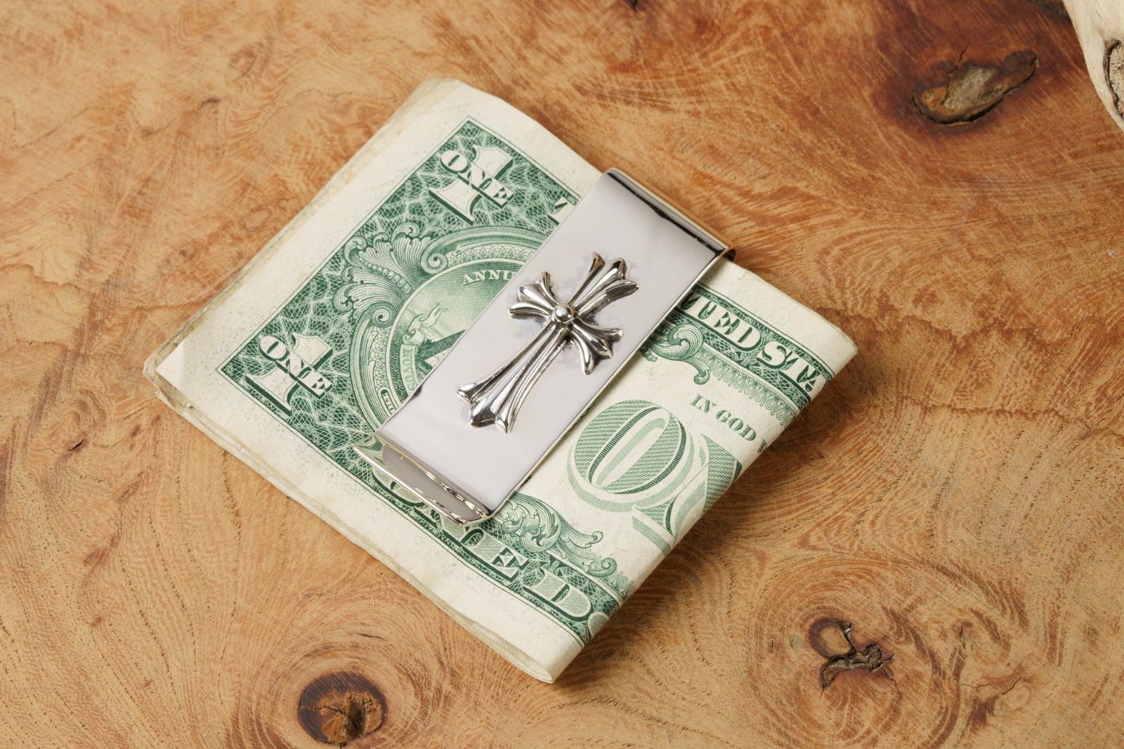 立体クロスが宿す反骨と守護の象徴