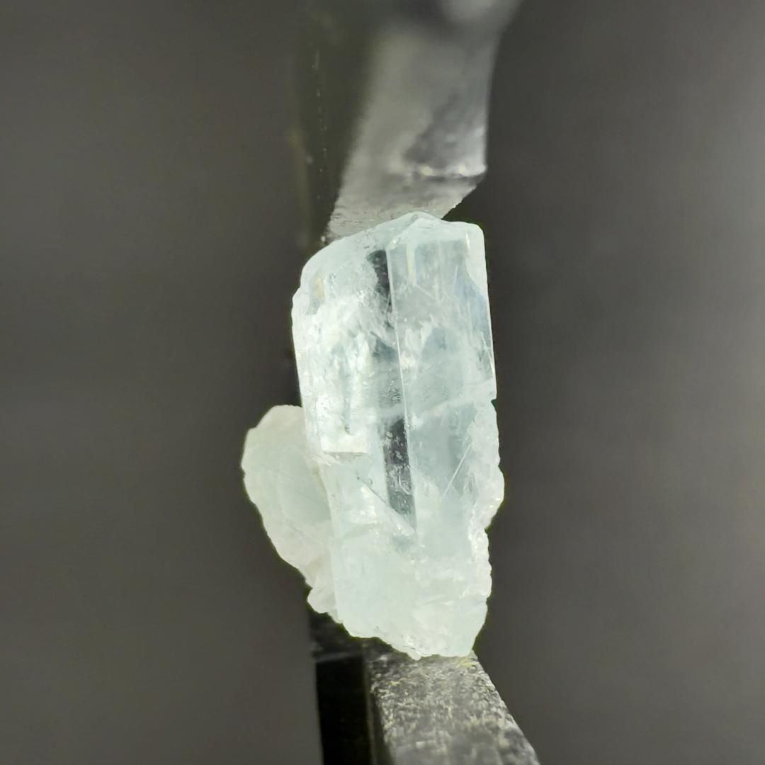 値下げアクアマリン⁄ベリル(緑柱石)の原石母岩付き アクアマリン 緑柱石