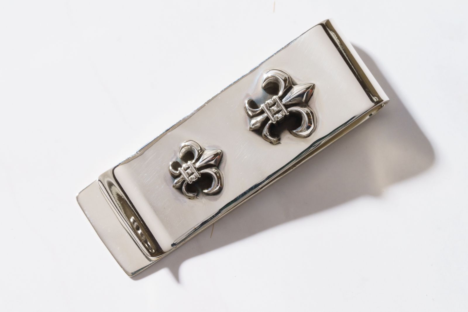 反骨と気高さを刻む百合の紋章マネークリップ シルバー925が放つ孤高のラグジュアリー