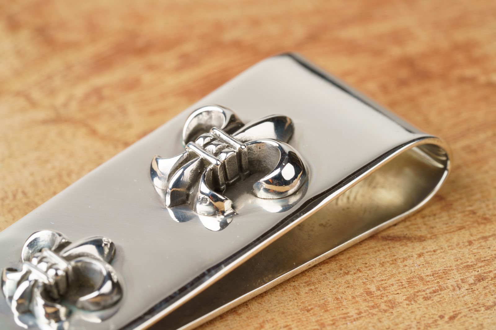 反骨と気高さを刻む百合の紋章マネークリップ