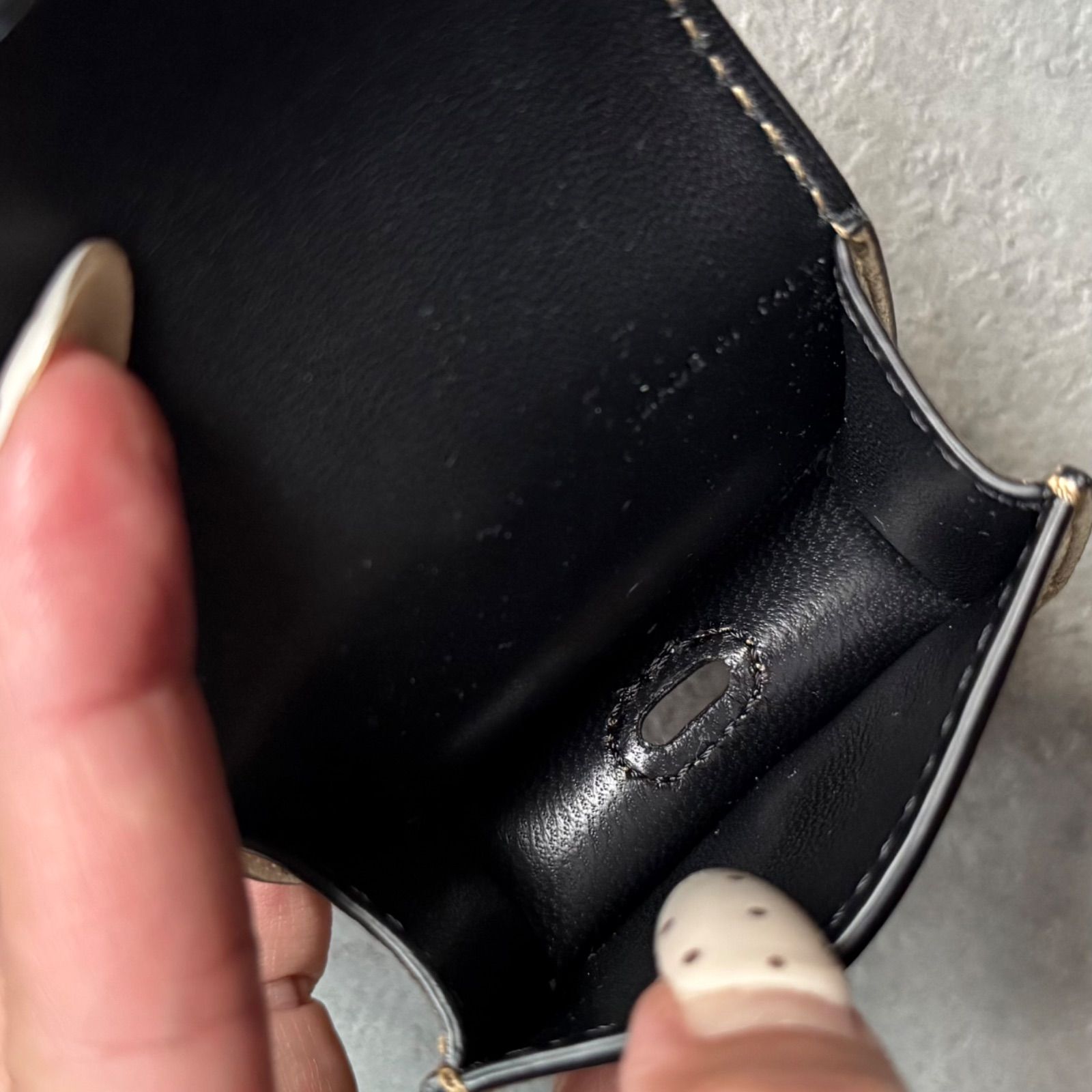 レザー エアポッズケース