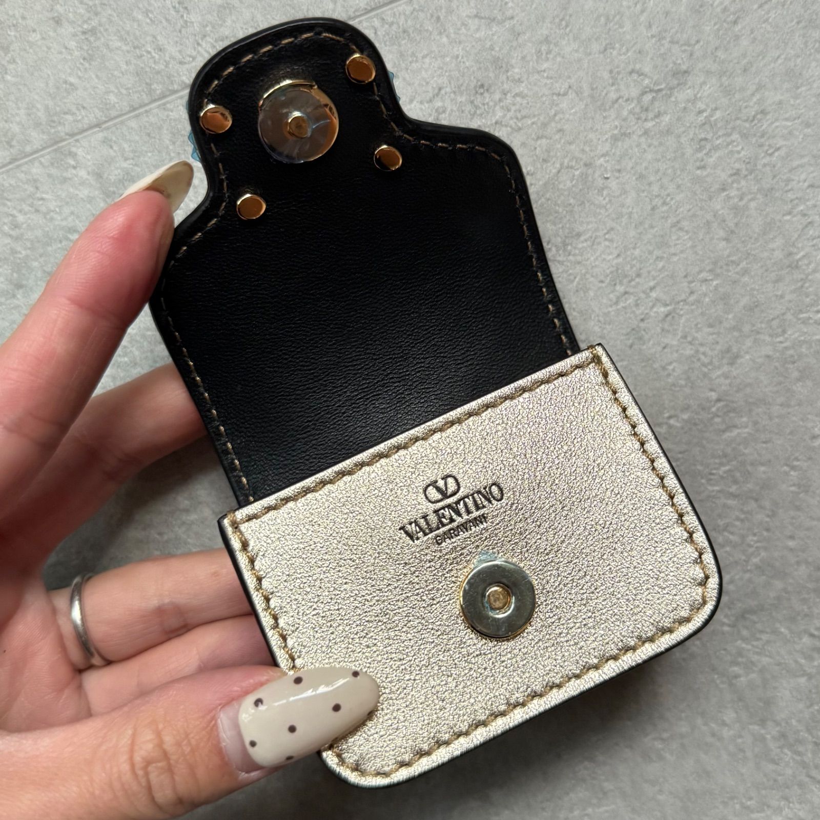 ♥ VALENTINO GARAVANI ヴァレンティノ AirPodsケース Vロゴ ゴールド レザー エアポッズケース イヤフォンケース き スピーカー ブックシェルフスピーカー