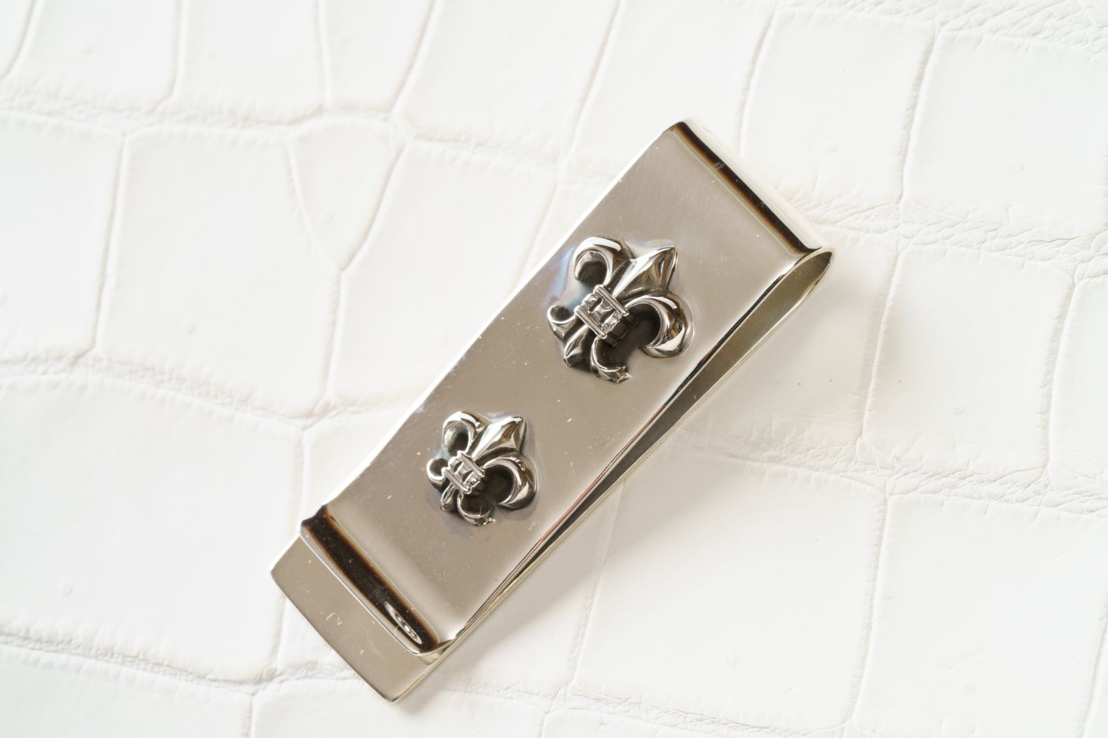 反骨と気高さを刻む百合の紋章マネークリップ