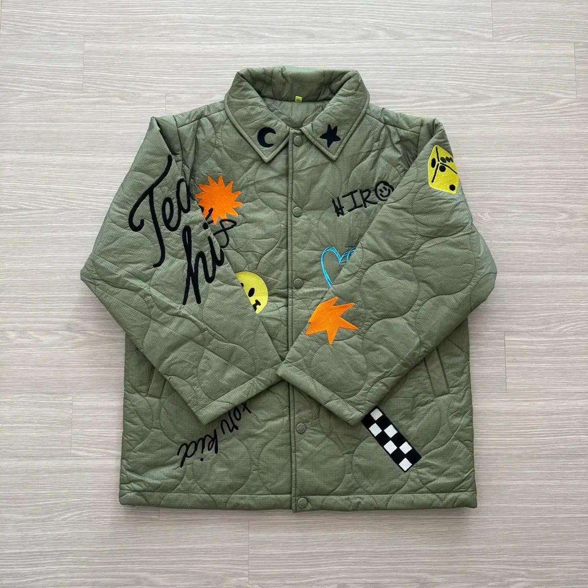 ヒロ ウール モチーフ キルティング ジャケット カーキ 150