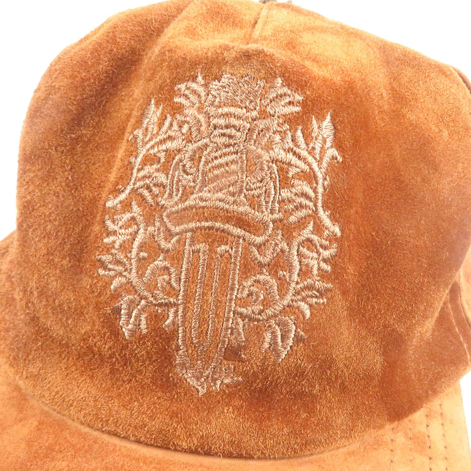 美品□CHROME HEARTS クロムハーツ 牛革 スウェードレザー ダガー刺繍 クロスボールボタン スクロールラベル ベースボールキャップ 53-60 美品□CHROME HEARTS クロムハーツ 牛革 スウェードレザー ダガー刺繍