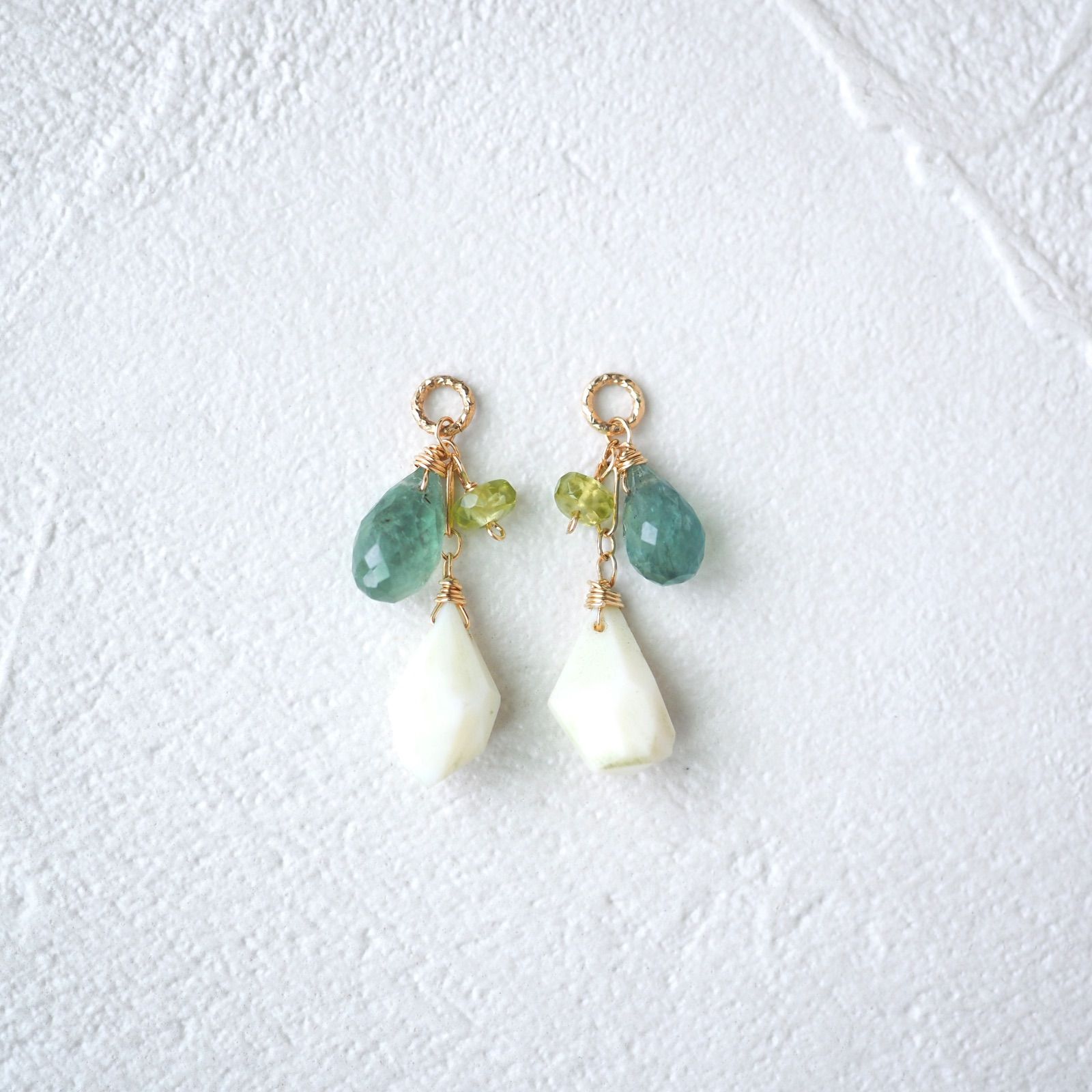 天然石グリーンカイヤナイトとデントライトオパールのピアス