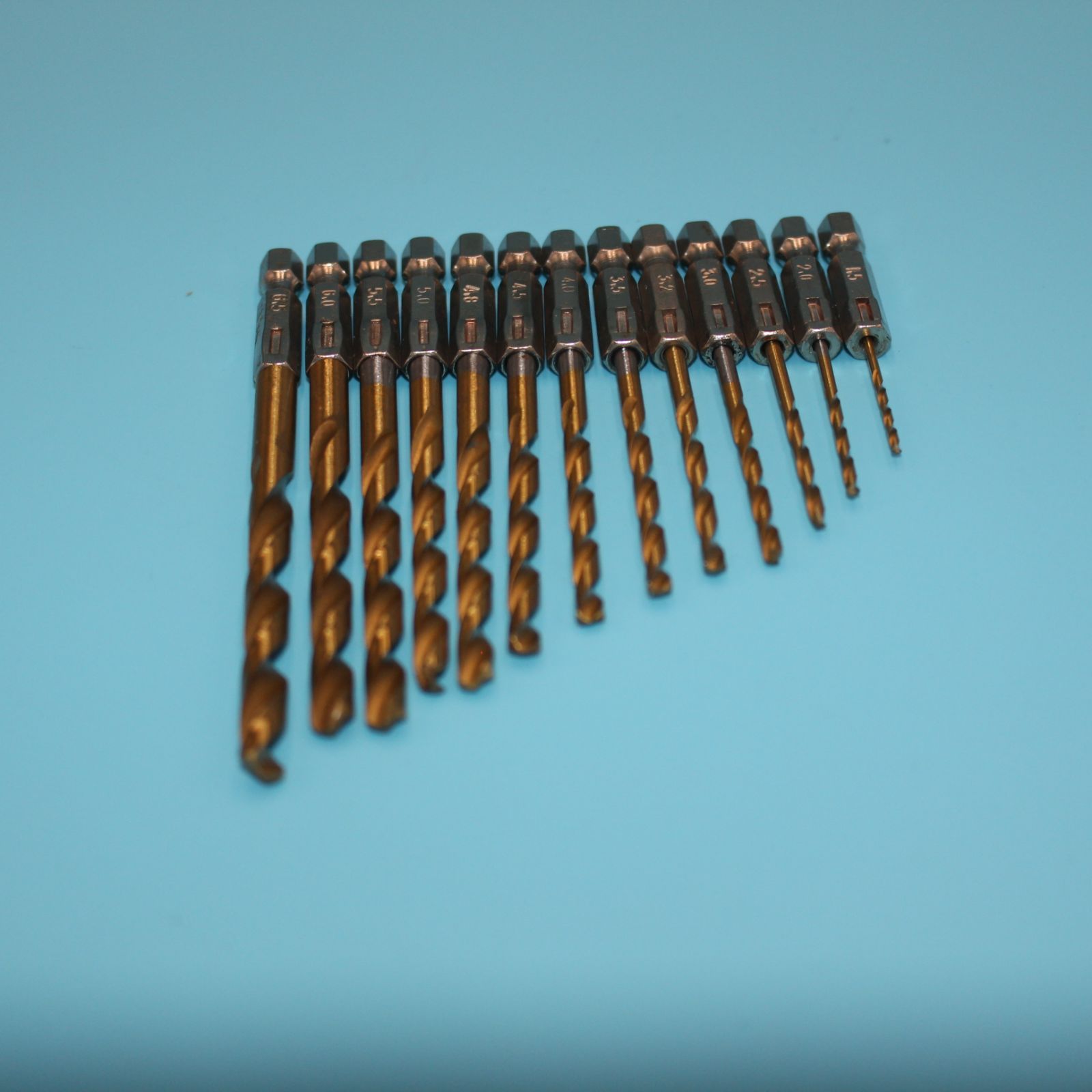 ⛵ドリルビット 13本セット 六角軸 チタンコーティング 木工用 DIY プロ 穴あけ ドリル工具 キリ刃 電動 充電 インパクト ドライバー HSS ハイス 1.5-6.5mm thumbnail 12