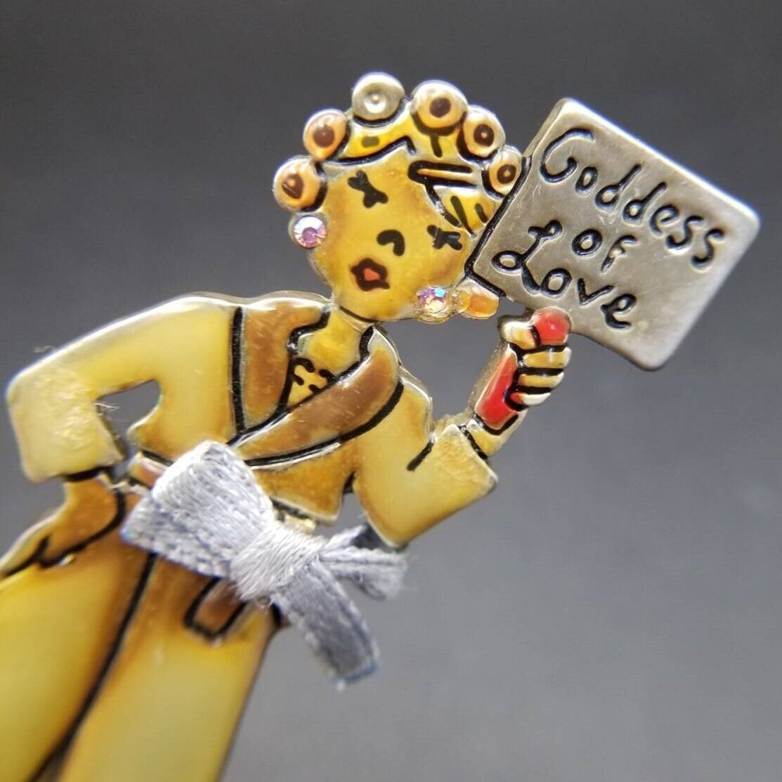 AJMC カーラーを巻いたガウンの女性 ヴィンテージ ブローチ Goddess of