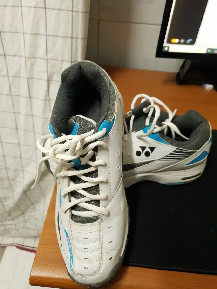  YONEX ヨネックス Quattro Fit バドミントンシューズ 白 ブルー 270 その他 バドミントン