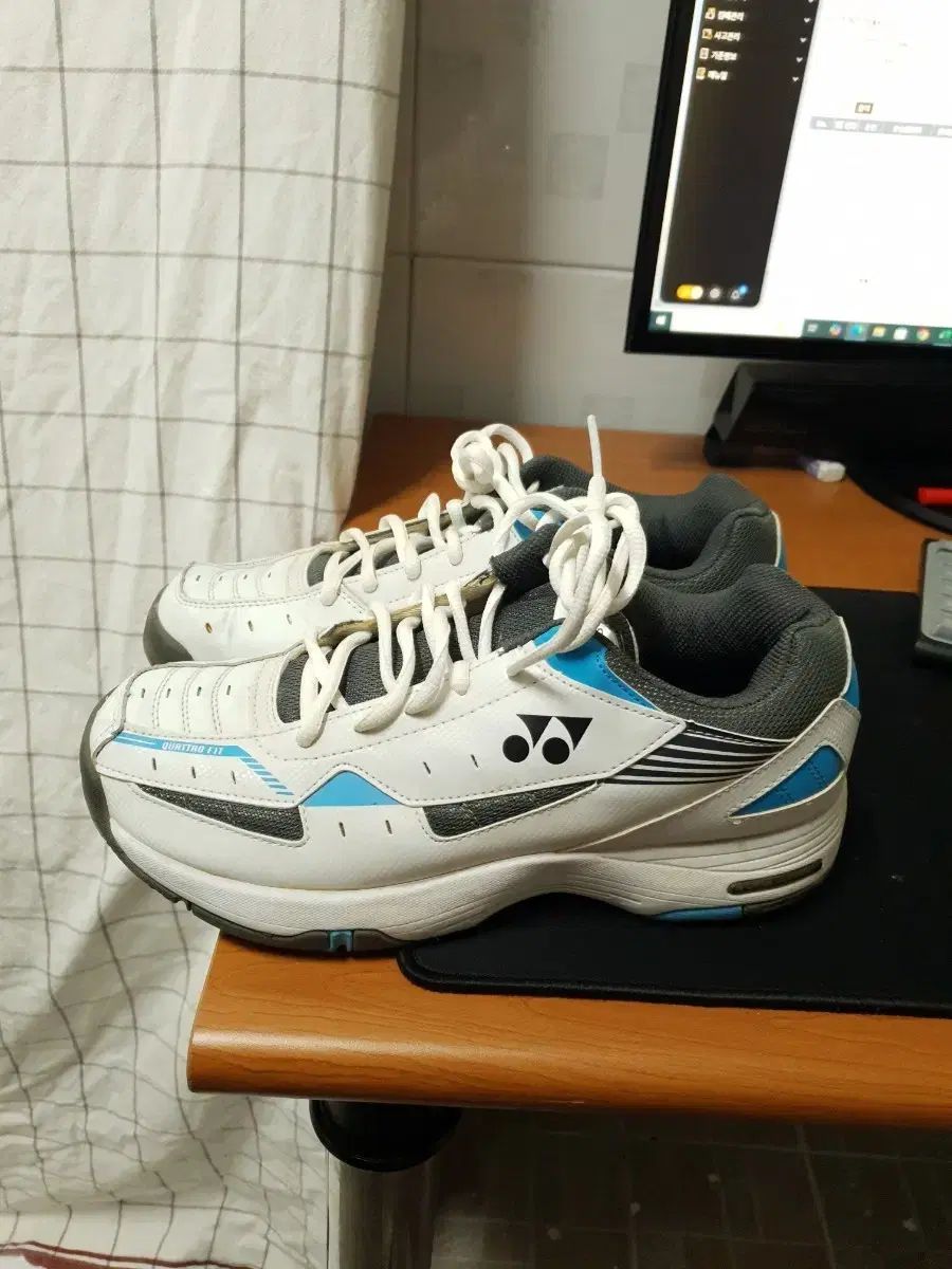 YONEX ヨネックス Quattro Fit バドミントンシューズ 白|ブルー 270