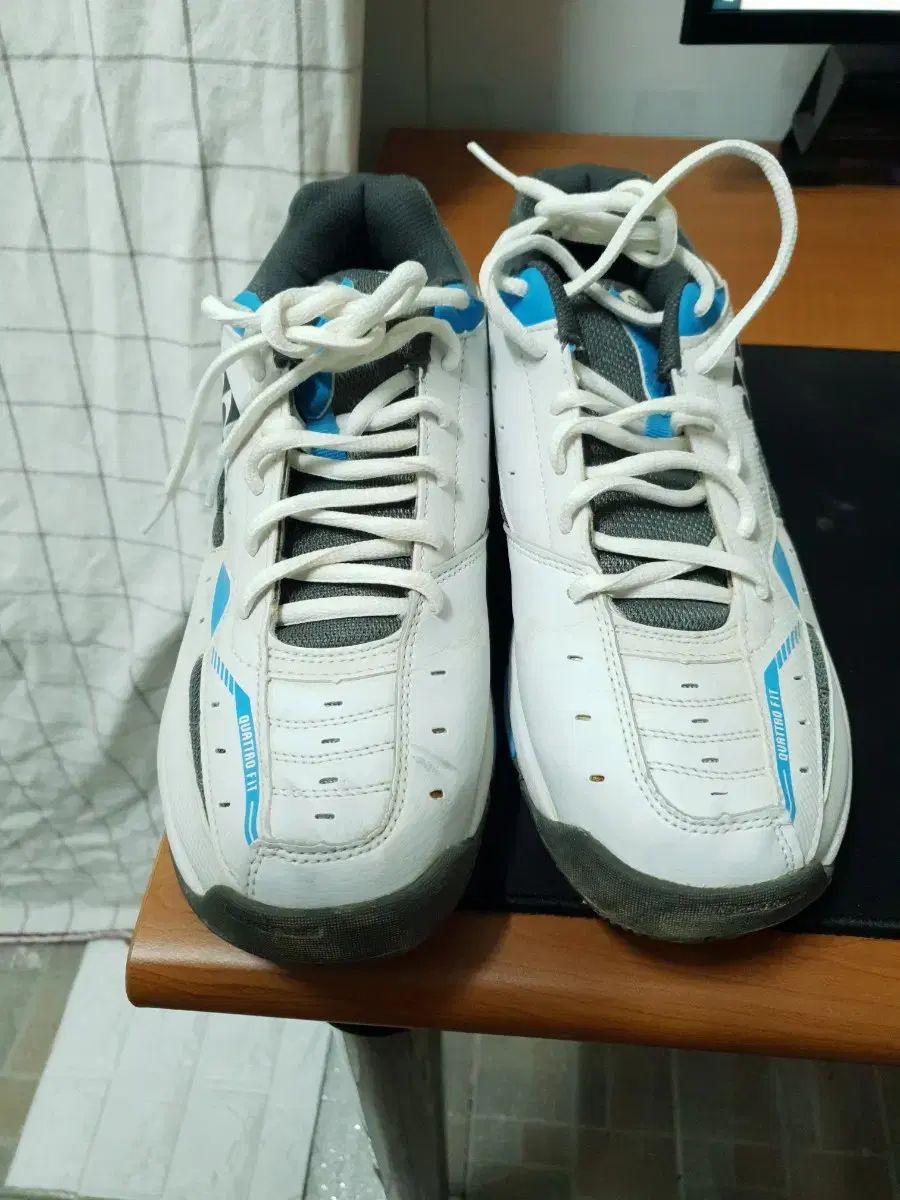 YONEX ヨネックス Quattro Fit バドミントンシューズ 白 ブルー 270