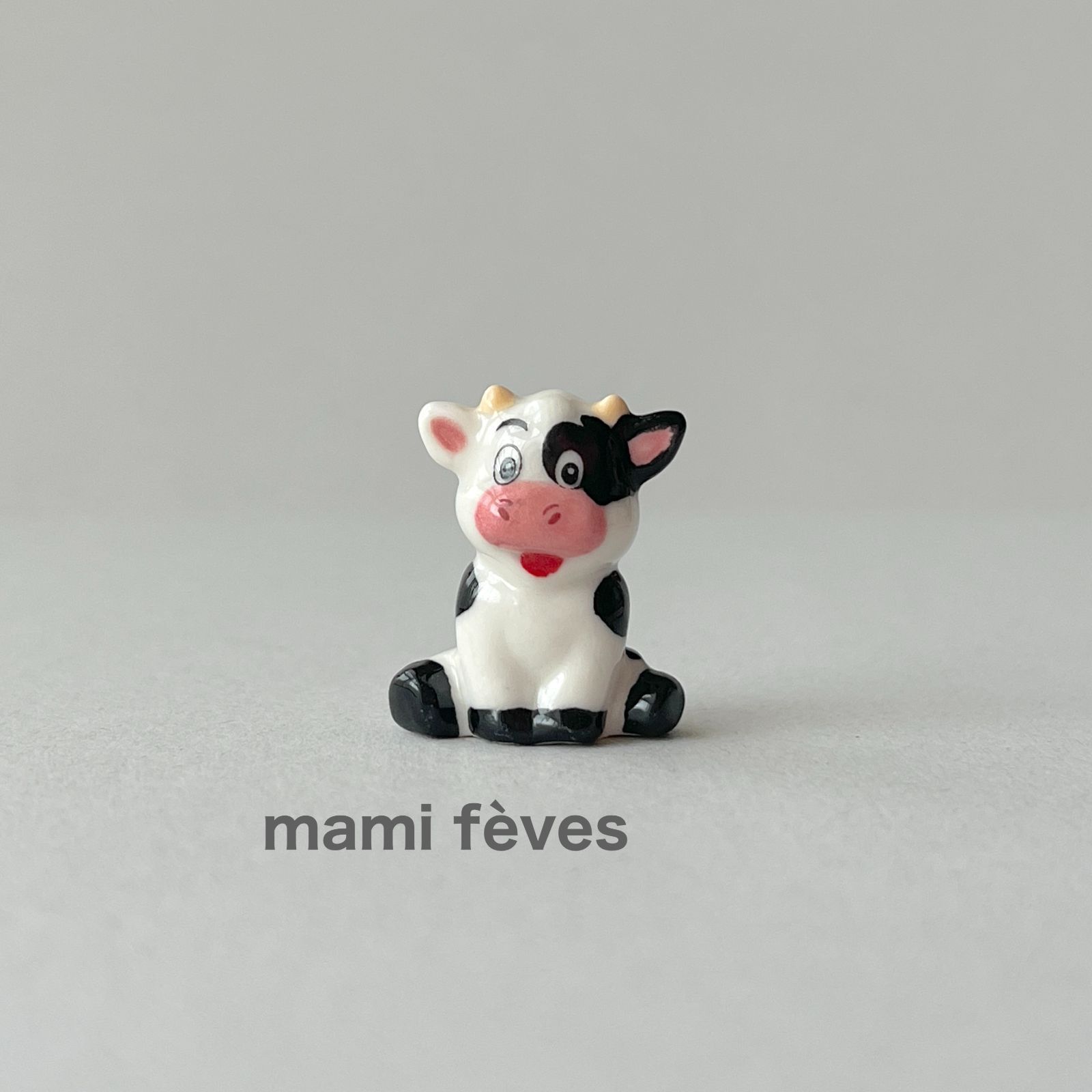 フェーヴ お座り牛さん フランス フェーブ ミニチュア陶器 - メルカリ