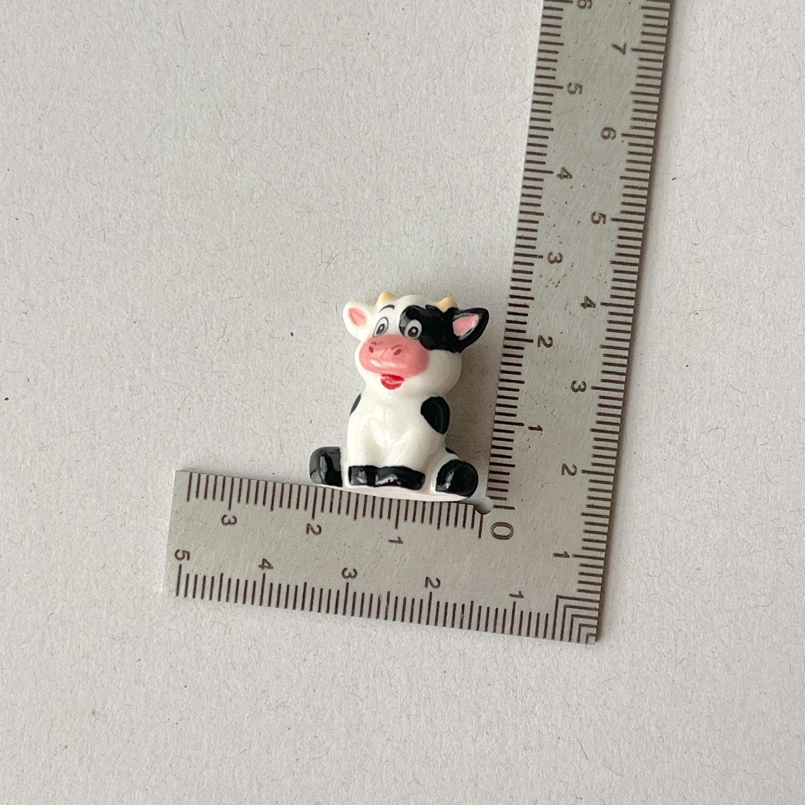 フェーヴ お座り牛さん フランス フェーブ ミニチュア陶器 - メルカリ