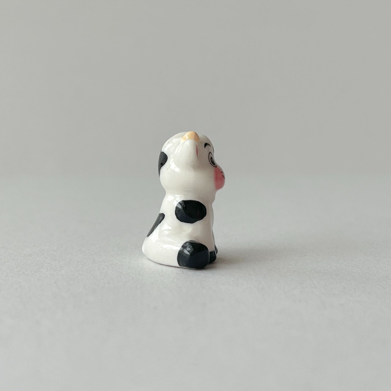 フェーヴ お座り牛さん フランス フェーブ ミニチュア陶器 - メルカリ