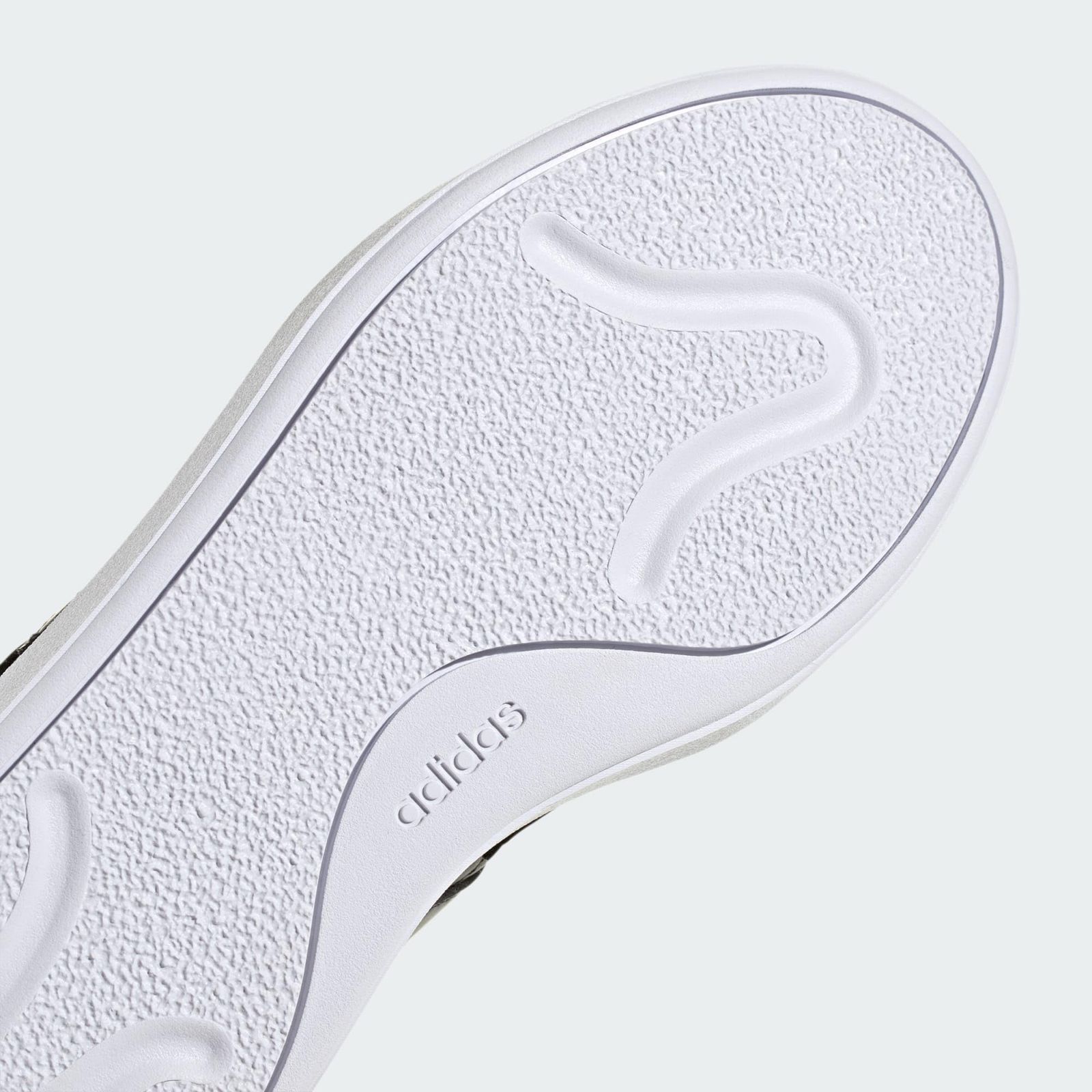 アディダス スニーカー