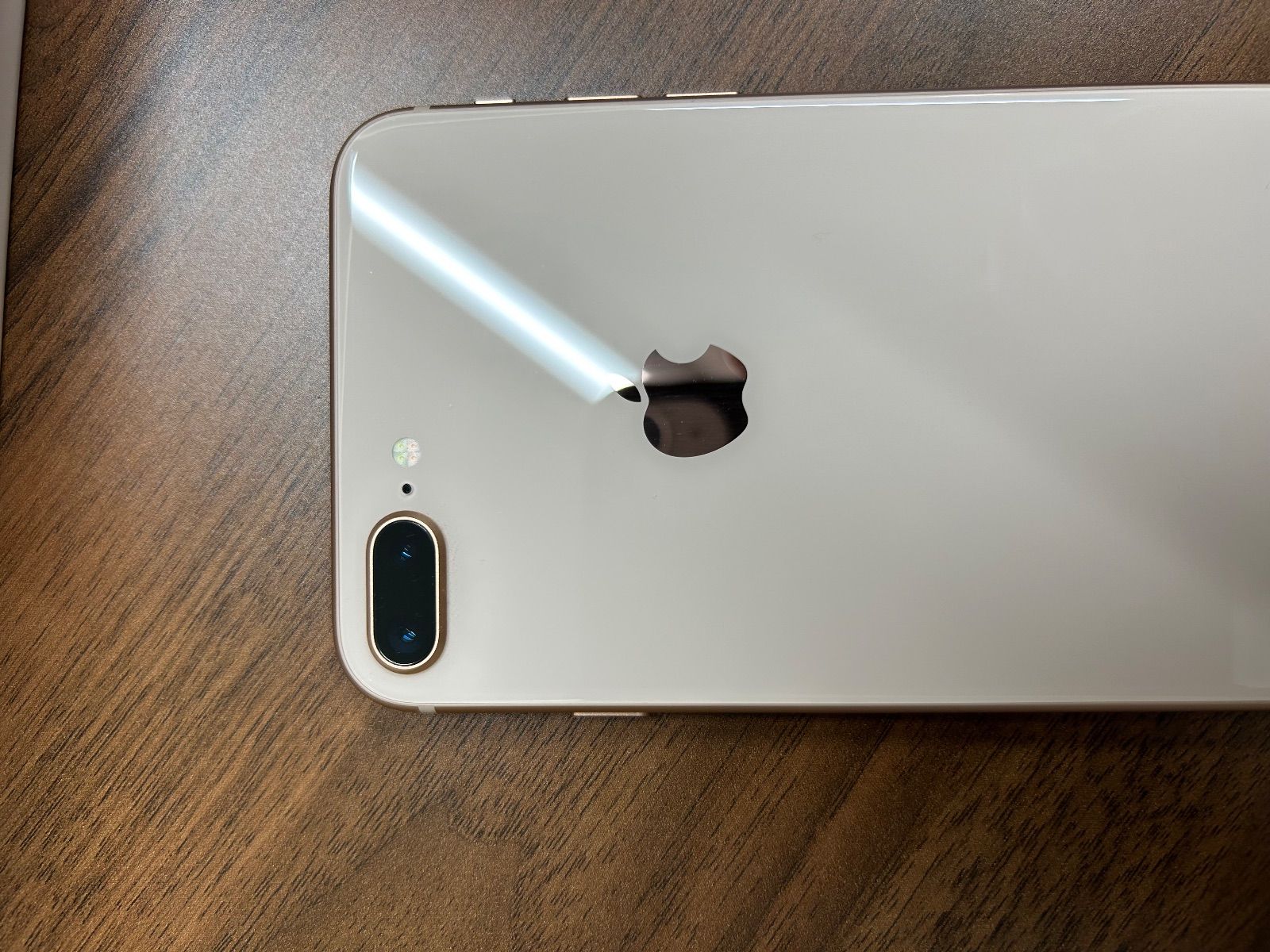 美品 iPhone8Plus 64GB ゴールド SIMロック解除済み iPhone 8 中古 白 