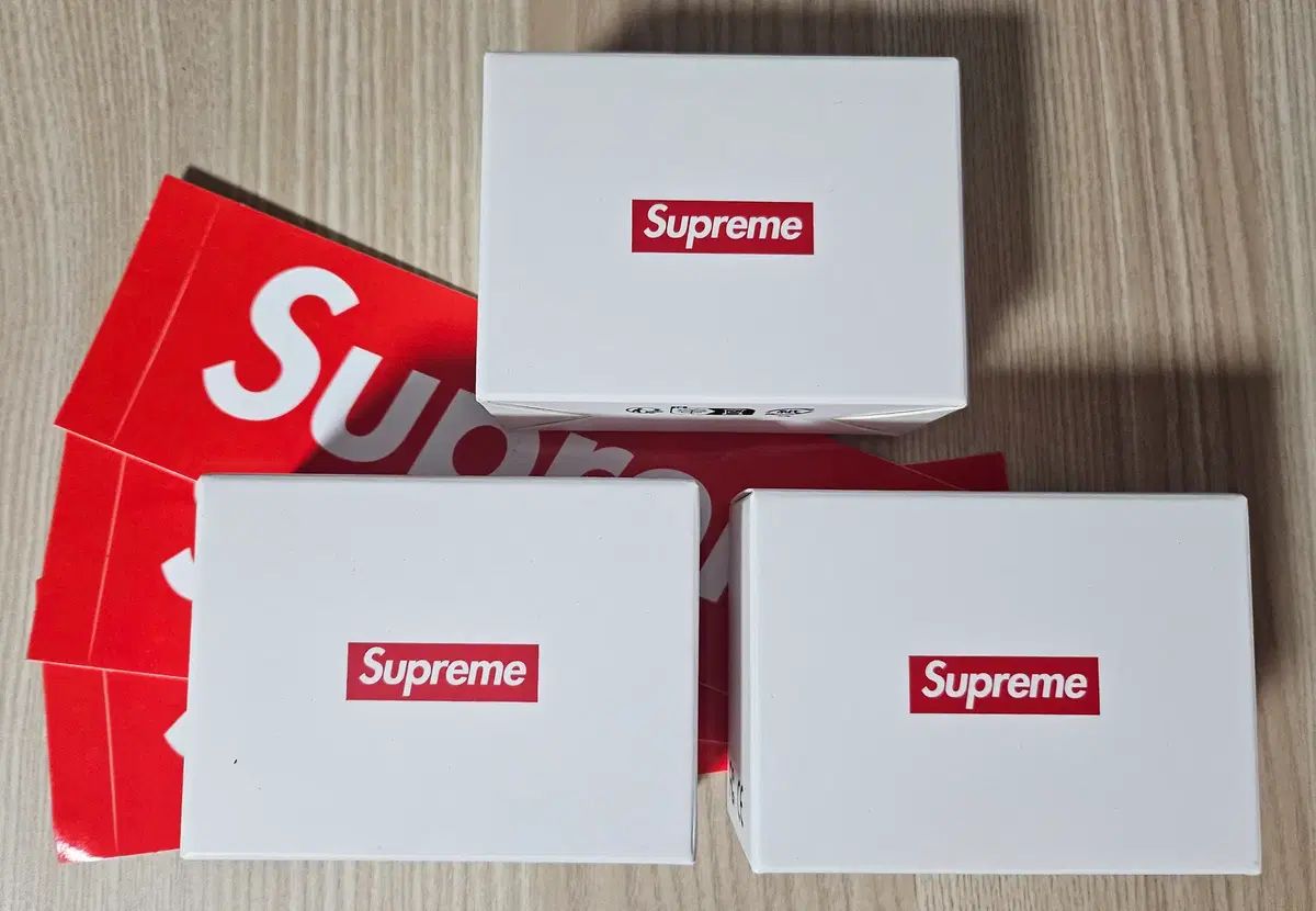 モデル シュプリーム ディカ キーホルダー ステッカー含む