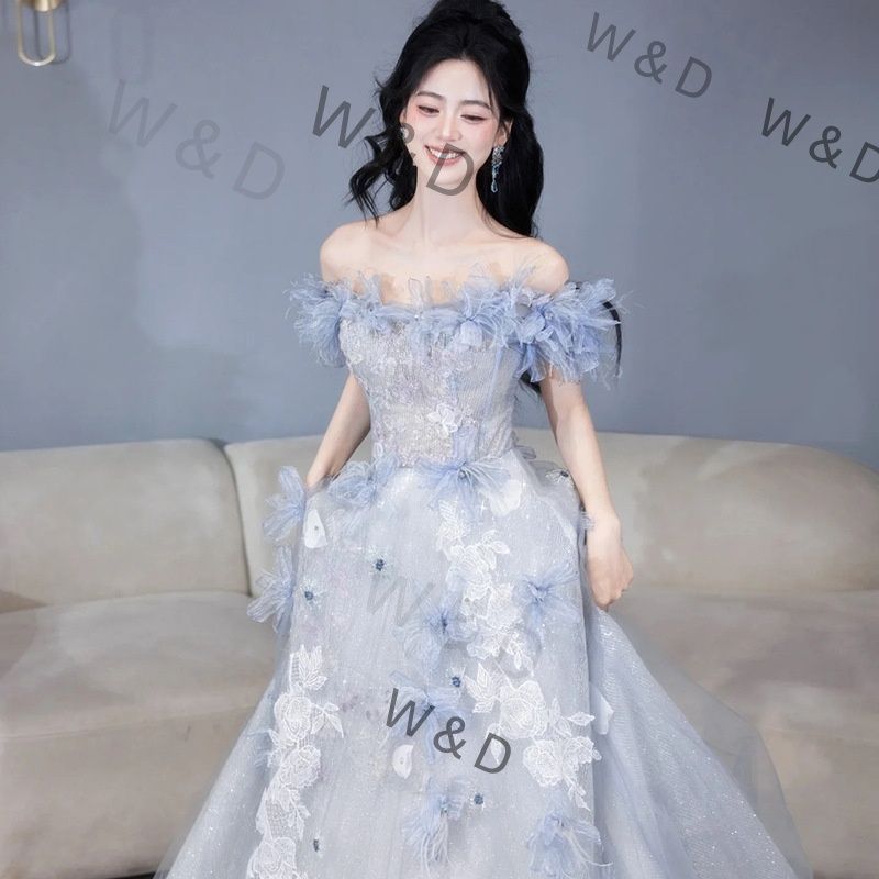 ブルー イブニングドレス 2025 抹胸 光沢 感 軽奢華 上品 ウエディング ドレス 婚約 成人式 パーティー 二次会 親族挨拶 澄み切ったブルーが未来への希望を映す 婚約から披露宴までを彩る上品な一着