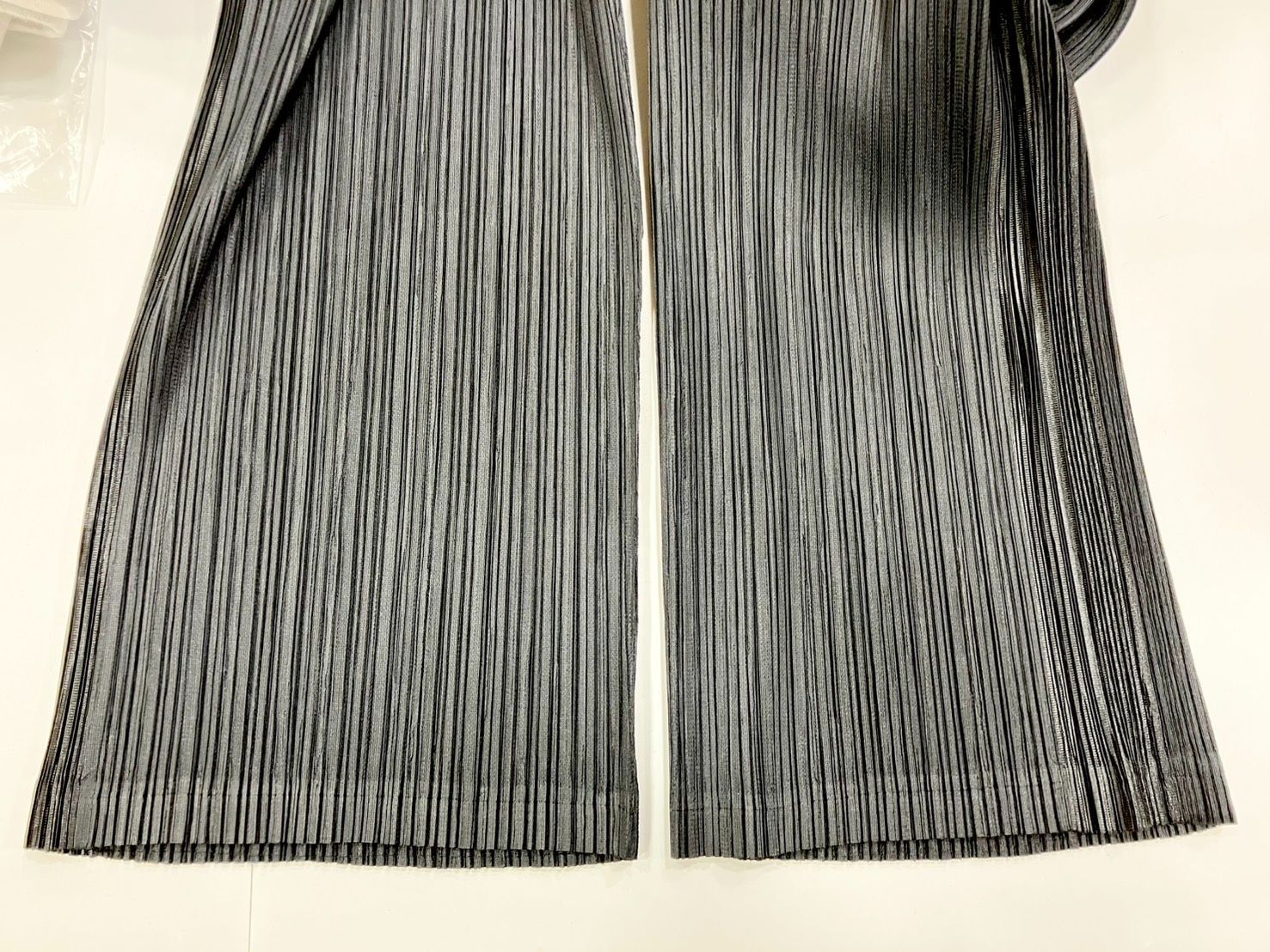 PLEATS PLEASE イッセイミヤケ ストレートパンツ ブラック プリーツ