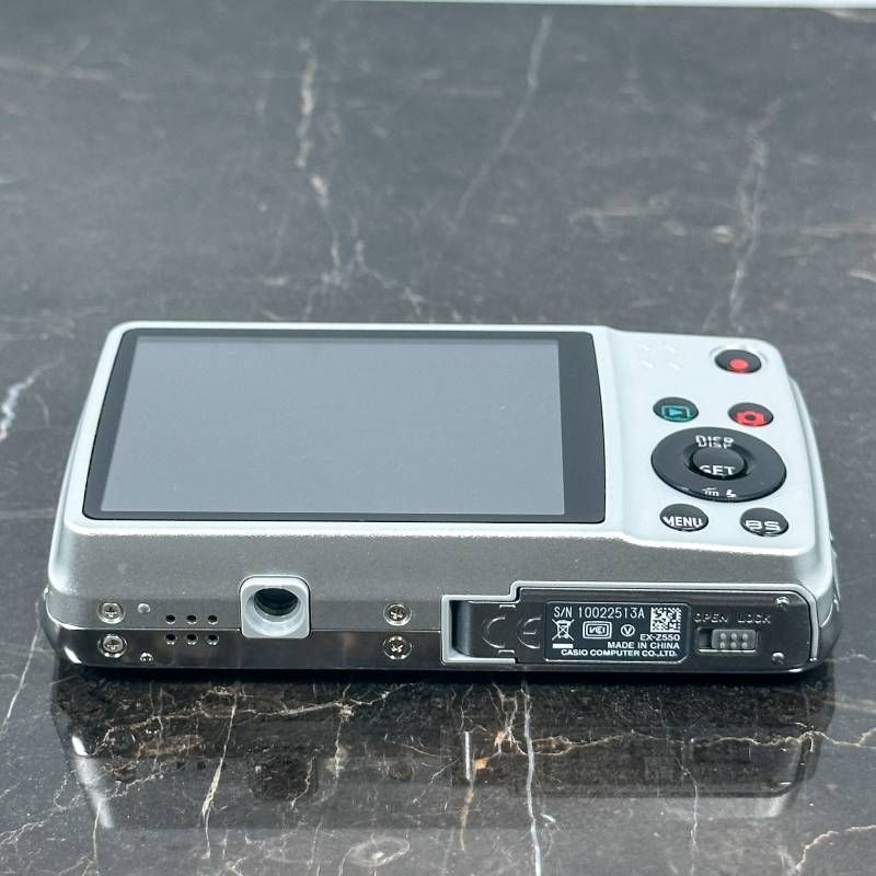 美品】CASIO EXILIM EX-Z550 シルバー 1410万画素 光学4倍ズーム 手