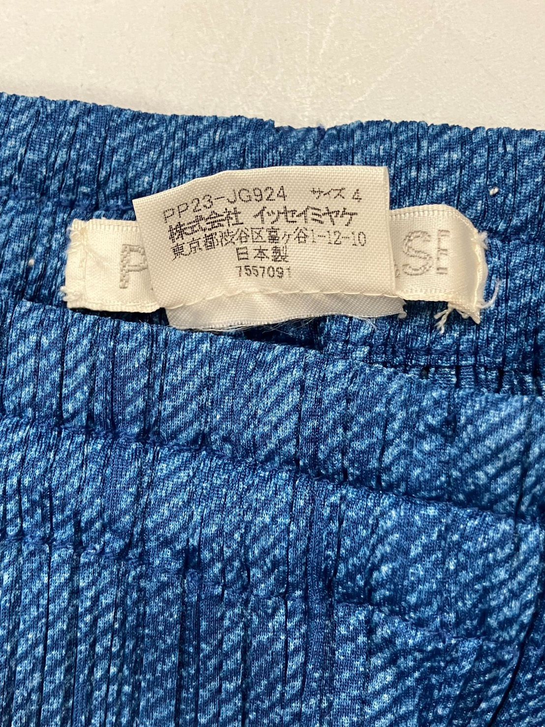 PLEATS PLEASE イッセイミヤケ ストレートパンツ デニムプリント