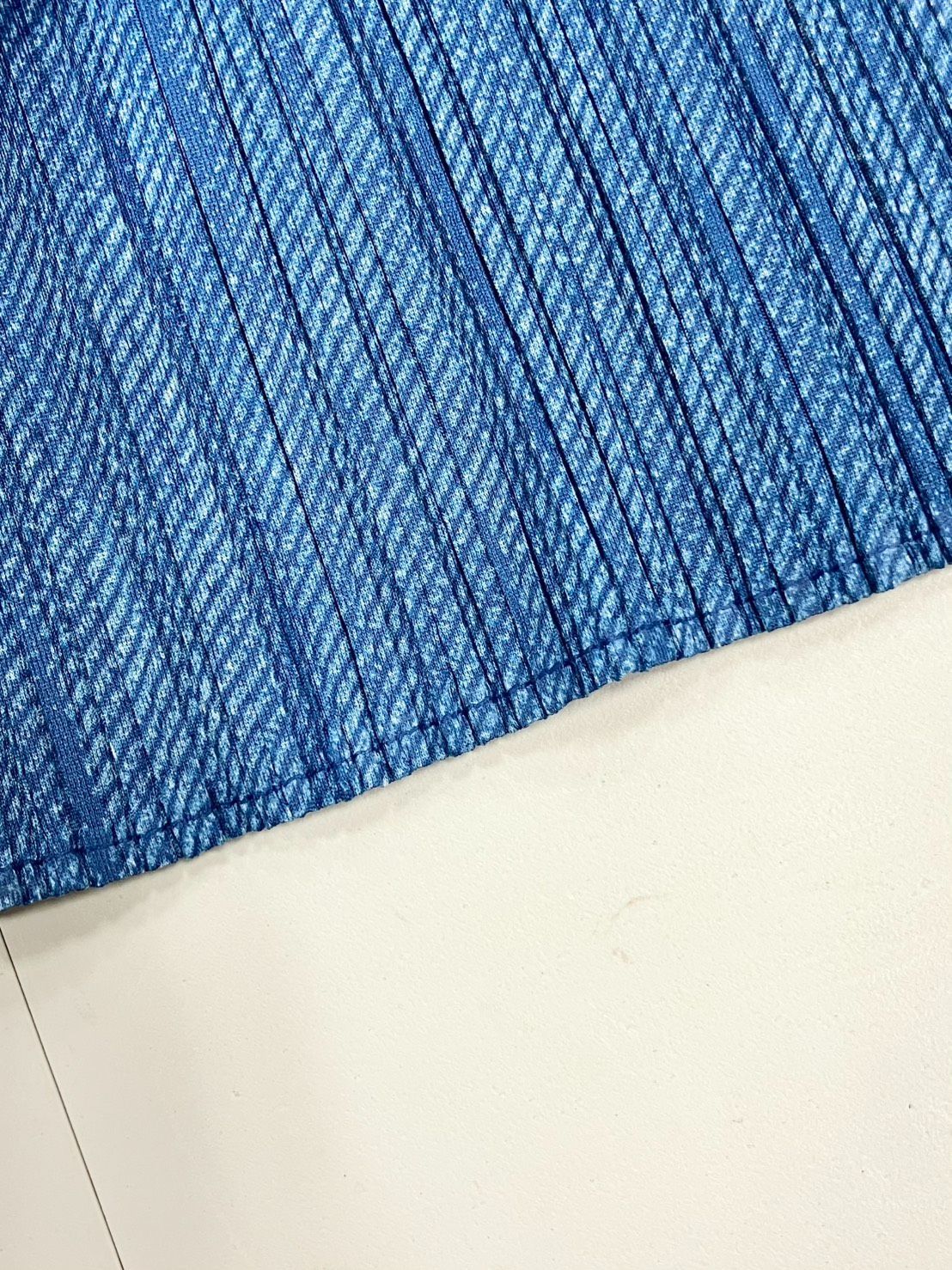 PLEATS PLEASE イッセイミヤケ ストレートパンツ デニムプリント