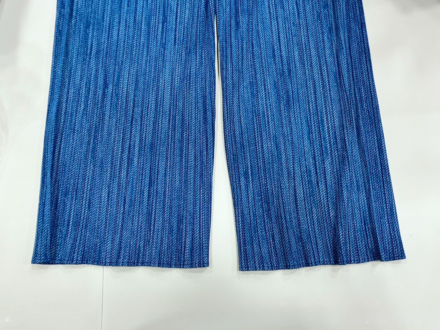 PLEATS PLEASE イッセイミヤケ ストレートパンツ デニムプリント