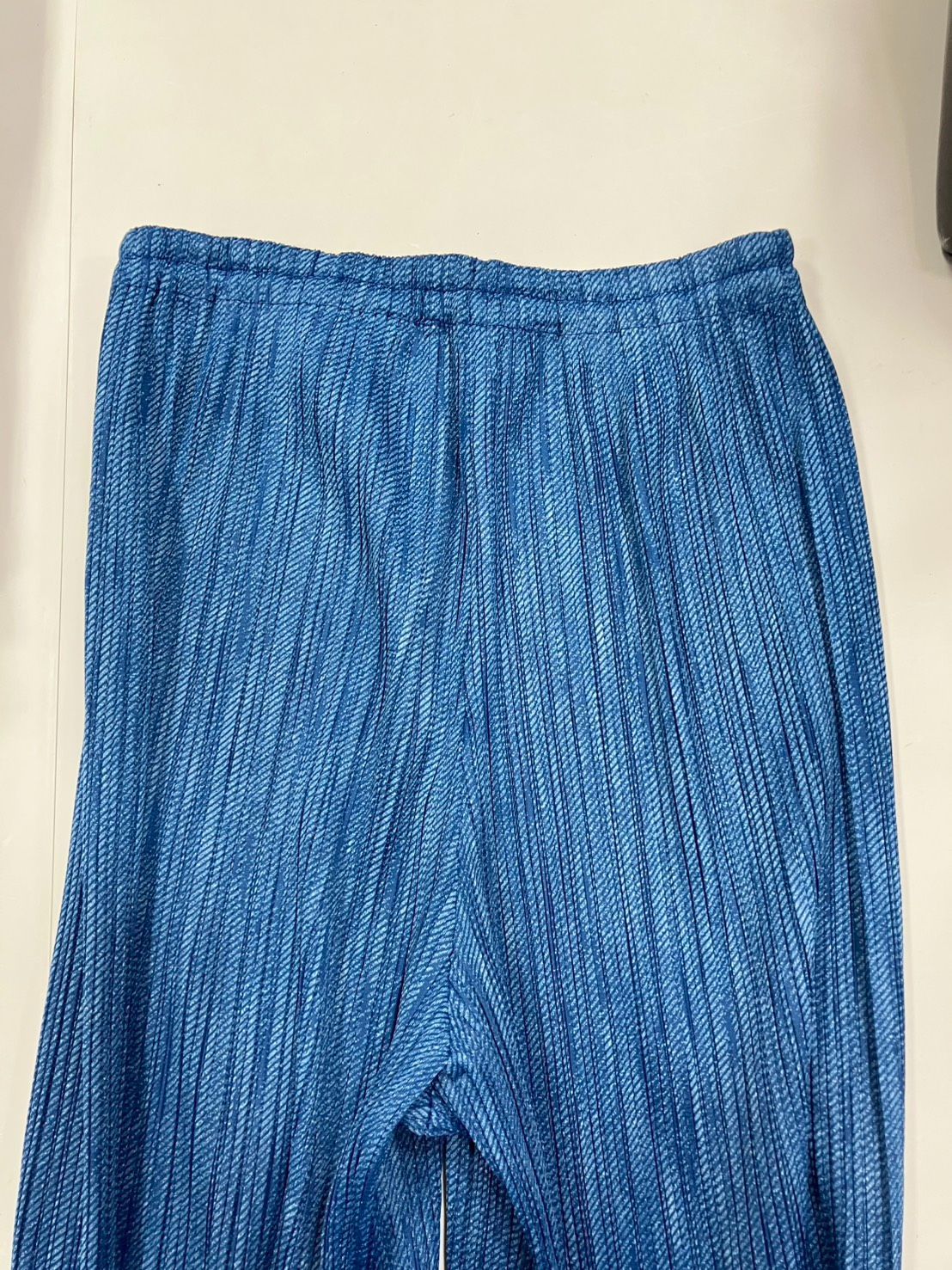 PLEATS PLEASE イッセイミヤケ ストレートパンツ デニムプリント