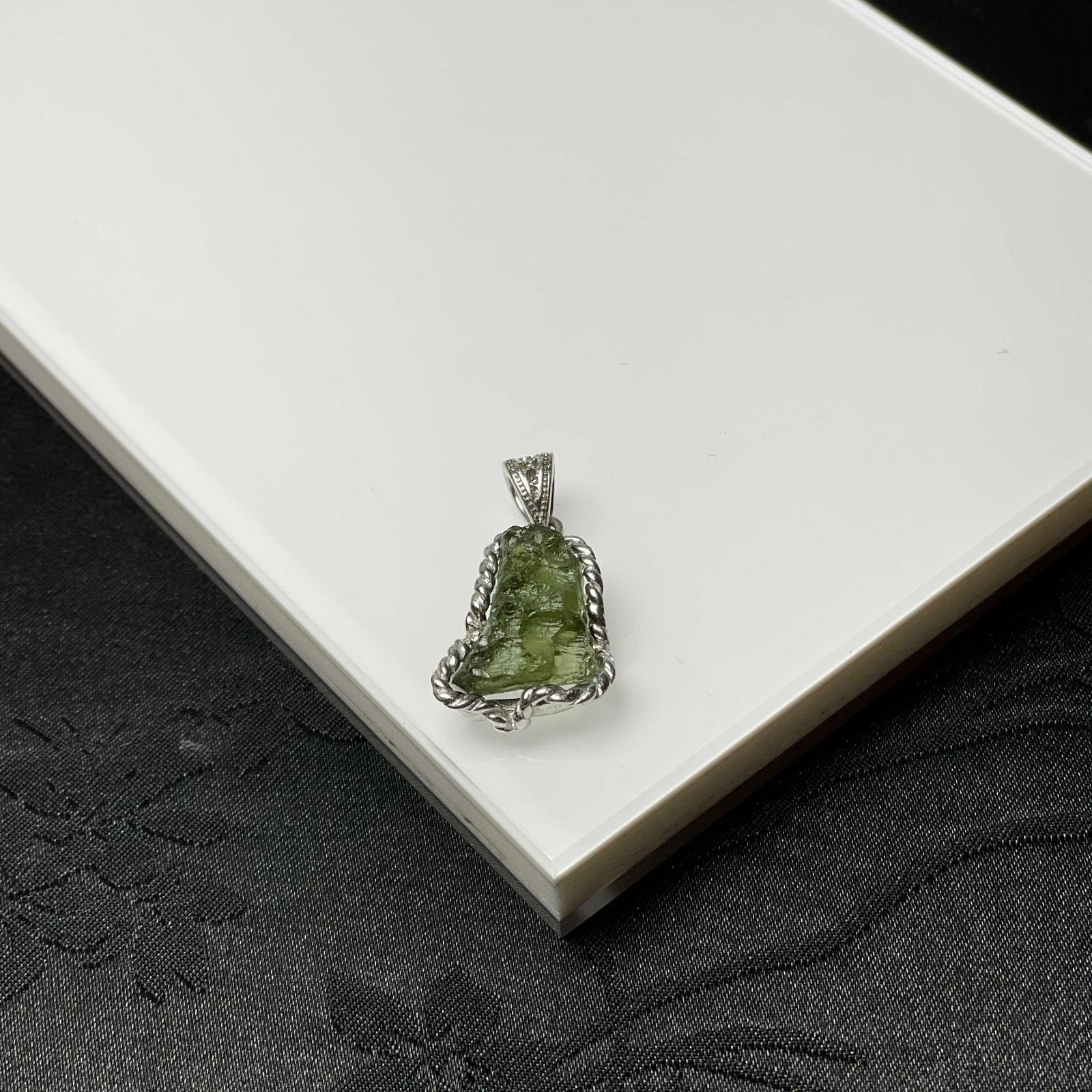 月 モルダバイト 925銀 ペンダント パワーストーン 天然石 幸運 お守り 約20.1 15.2 7.6 mm ZB 9829