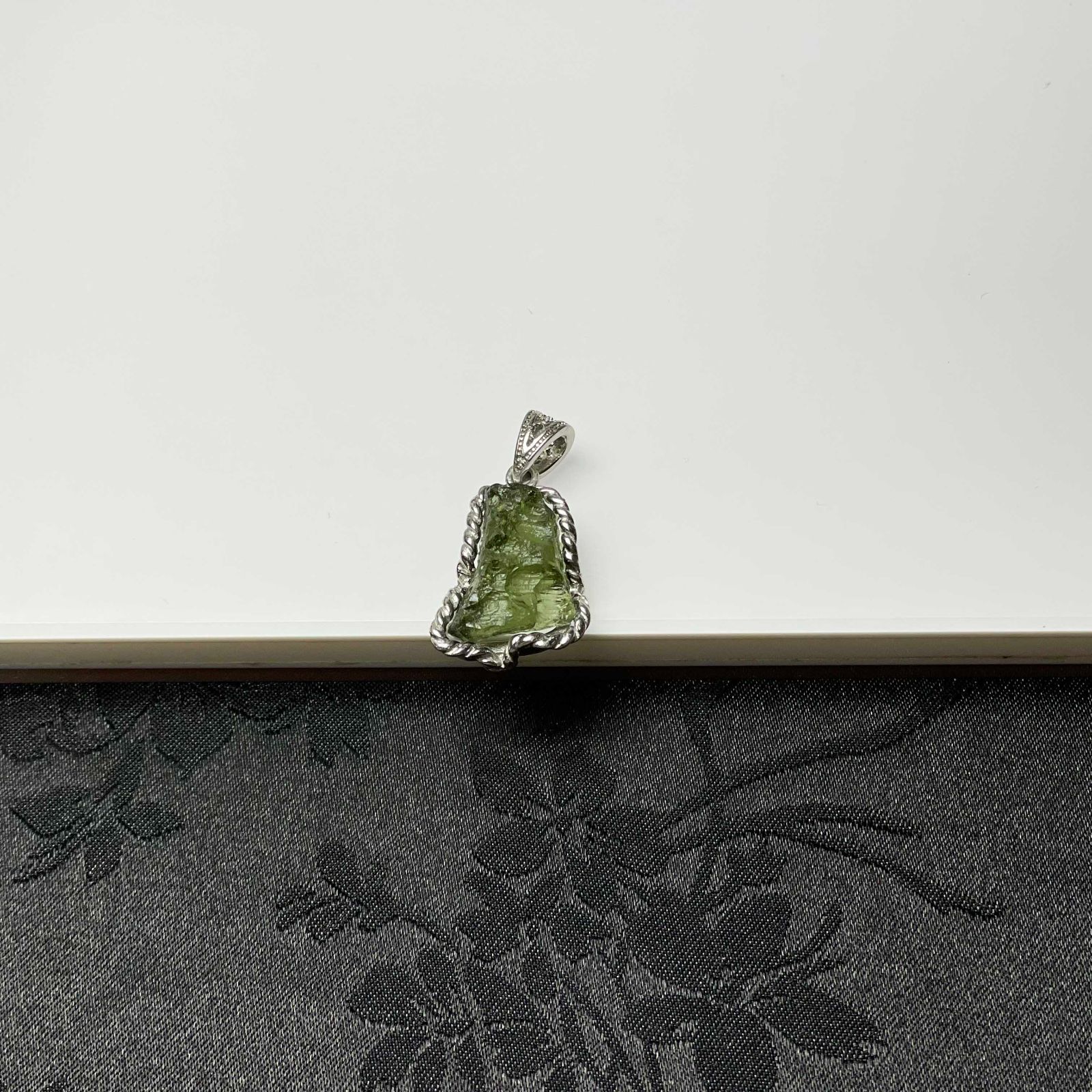 月 モルダバイト 925銀 ペンダント パワーストーン 天然石 幸運 お守り 約20 1 15 2 7 6 mm ZB 9829