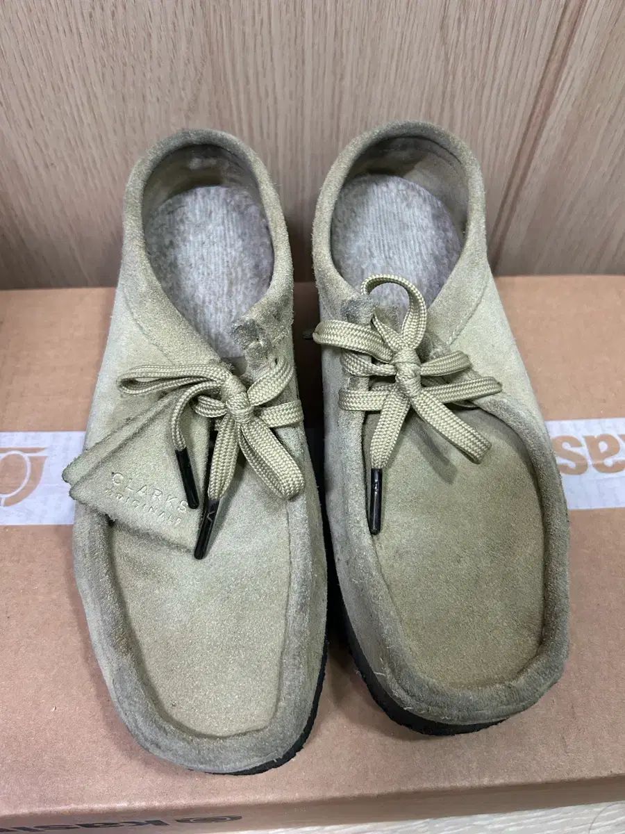 クラークス ワラビー スウェード シューズ メイプル 250