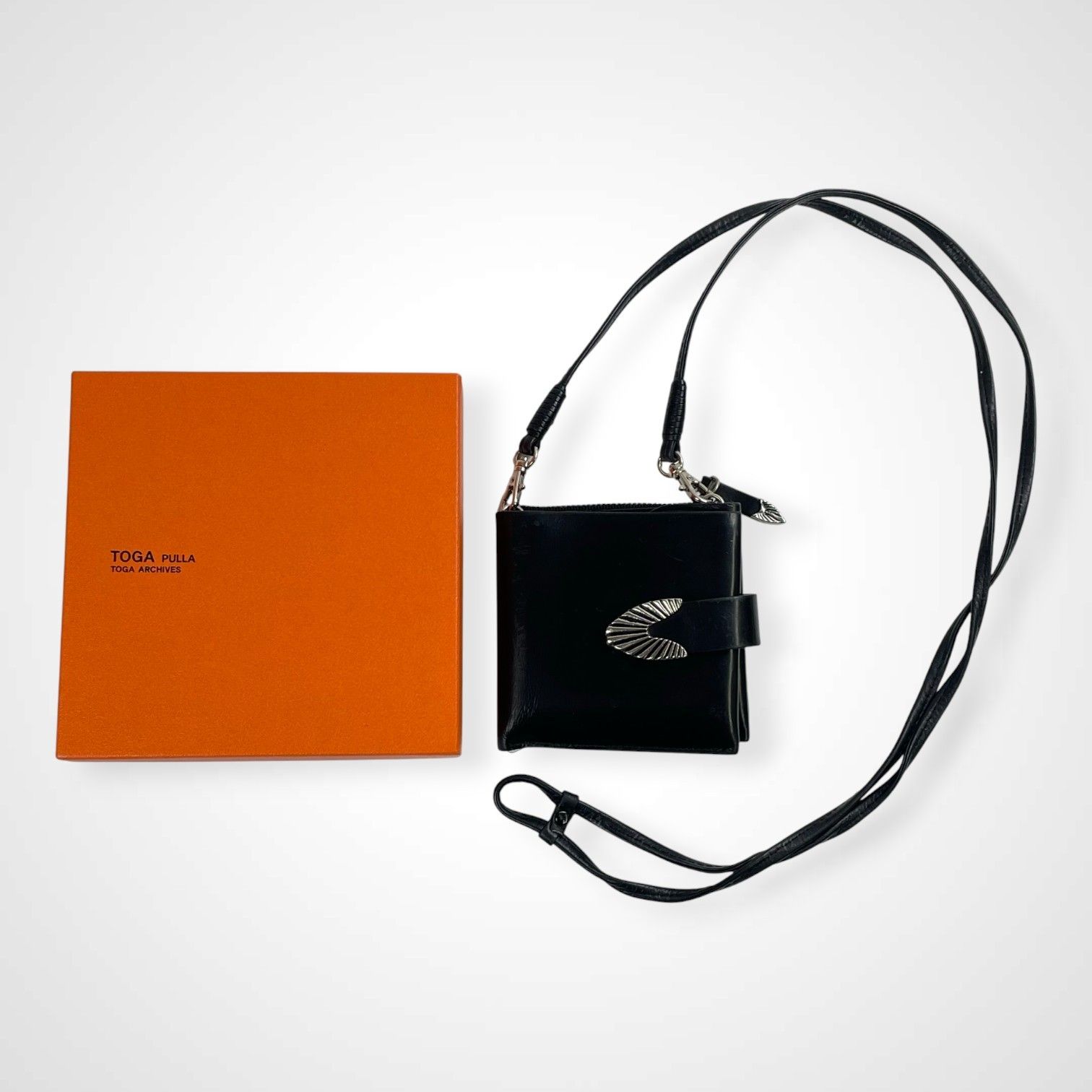 TOGA PULLA トーガプルラ / レザーショルダーウォレット 箱付 ブラック