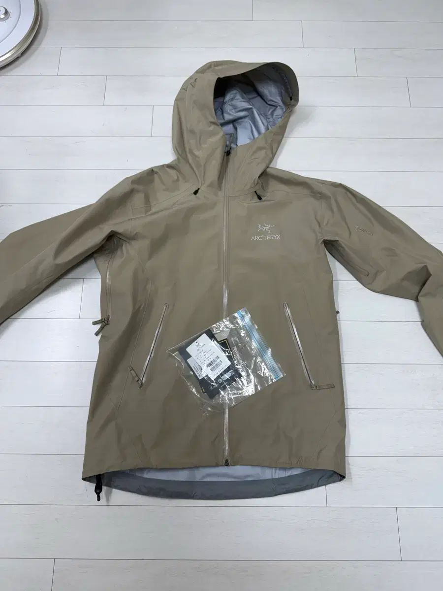 ARC TERYX アークテリクス ベータ lt M サイズ スモークブラー クリームで 100