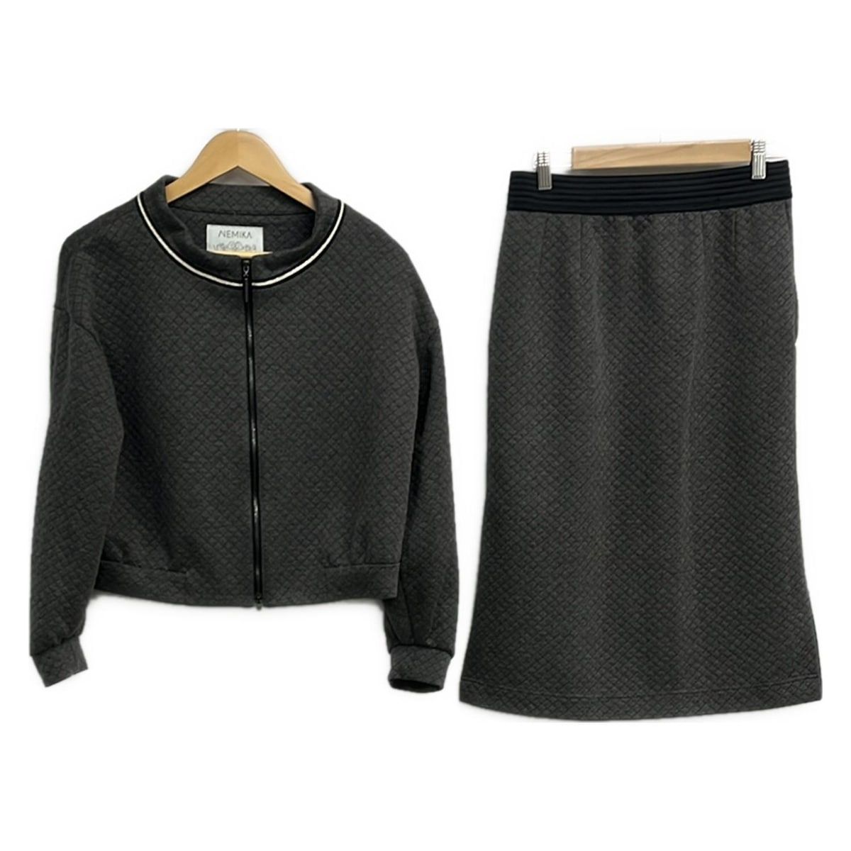 NEMIKA by Leilian ネミカ スカートセットアップ レディース - グレー×黒×ゴールド ジップアップ
