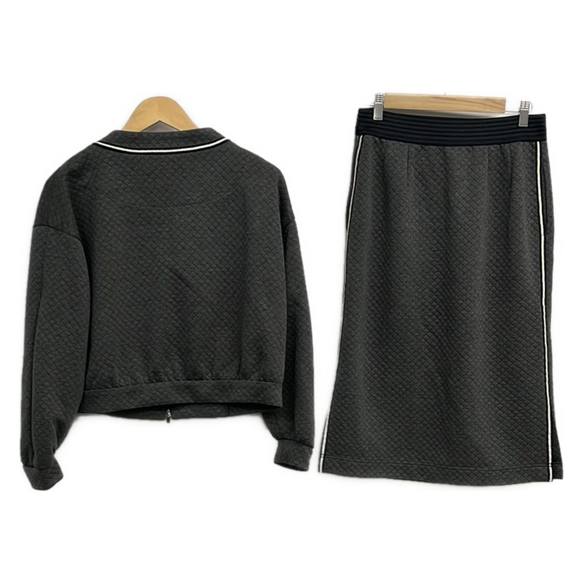 NEMIKA by Leilian ネミカ スカートセットアップ レディース - グレー×黒×ゴールド ジップアップ