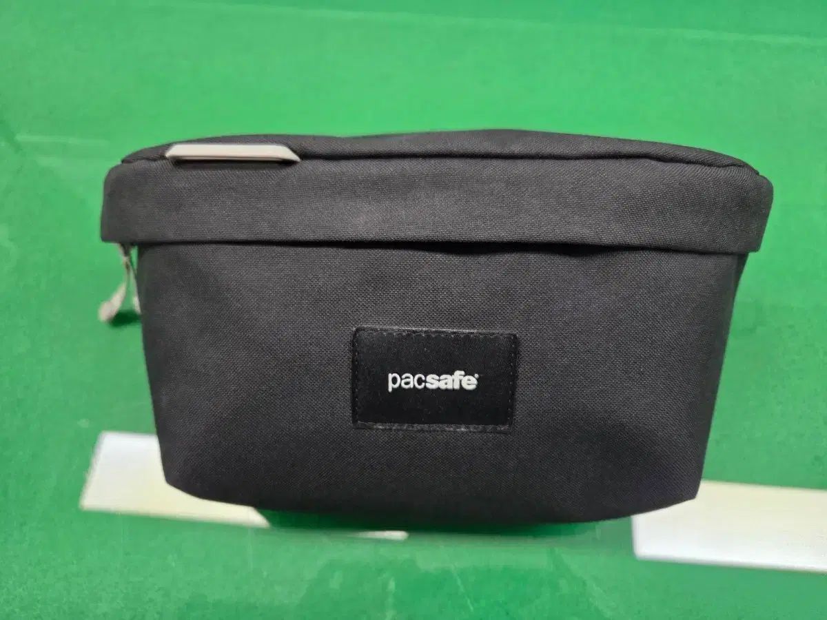 パックセーフ Go スリングバッグ