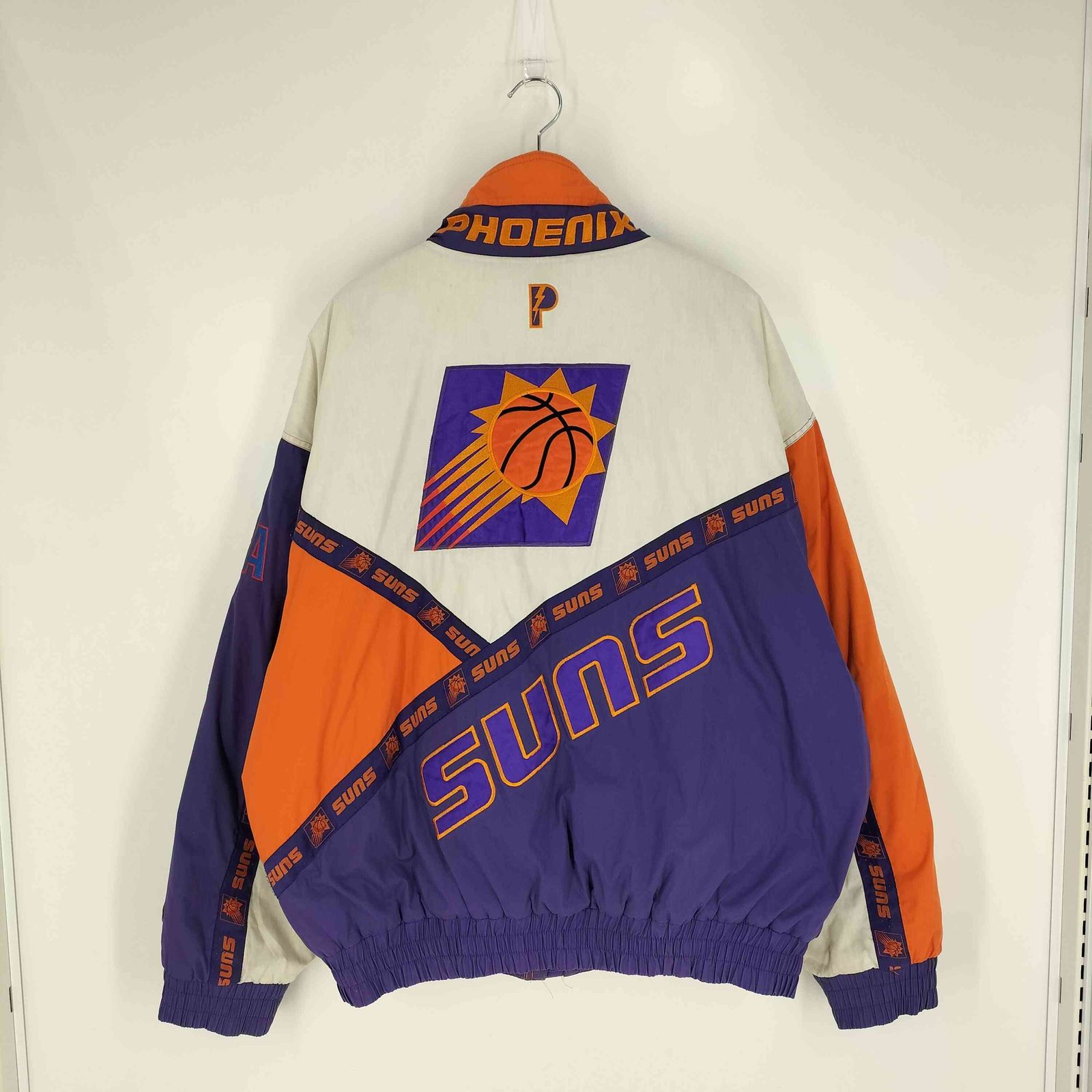 PRO LAYER(プロレイヤー) バスケットボールチームロゴ刺繍 裏地プリント マルチパターン  中綿ジャケット NBA メンズ import：XXL 【中古】【ブランド古着バズストア】 プロレイヤー PRO LAYER バスケットボールチームロゴ刺繍 裏地プリント