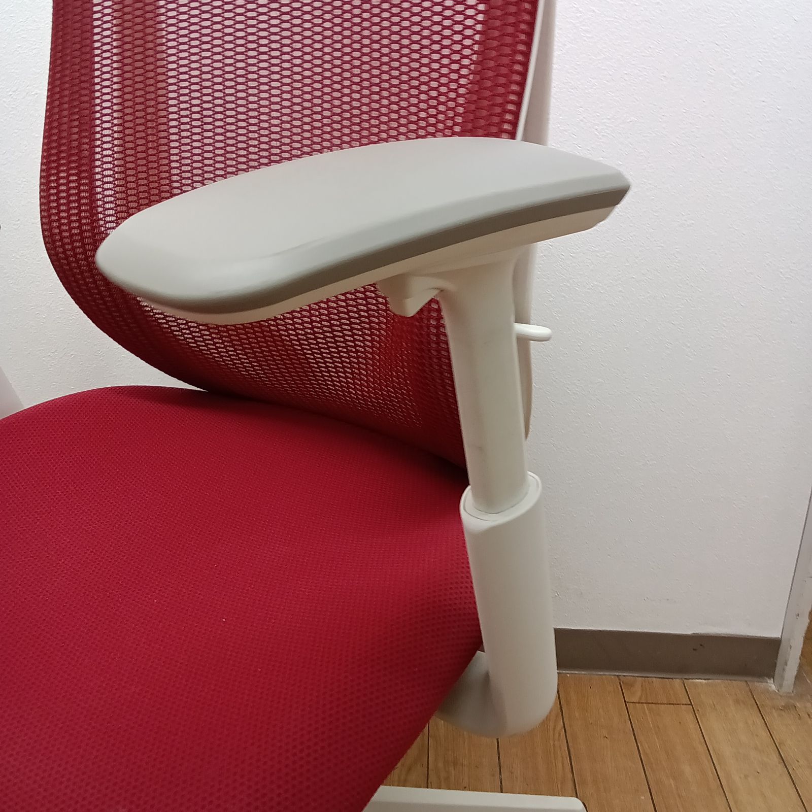 オカムラ シルフィーヘッドレスト可動肘背