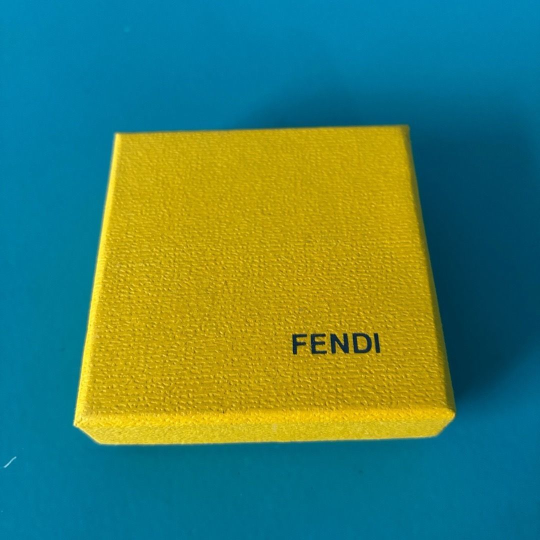 A15 フェンディ ブレスレット IDロゴ 小売 プレート シルバー色 箱