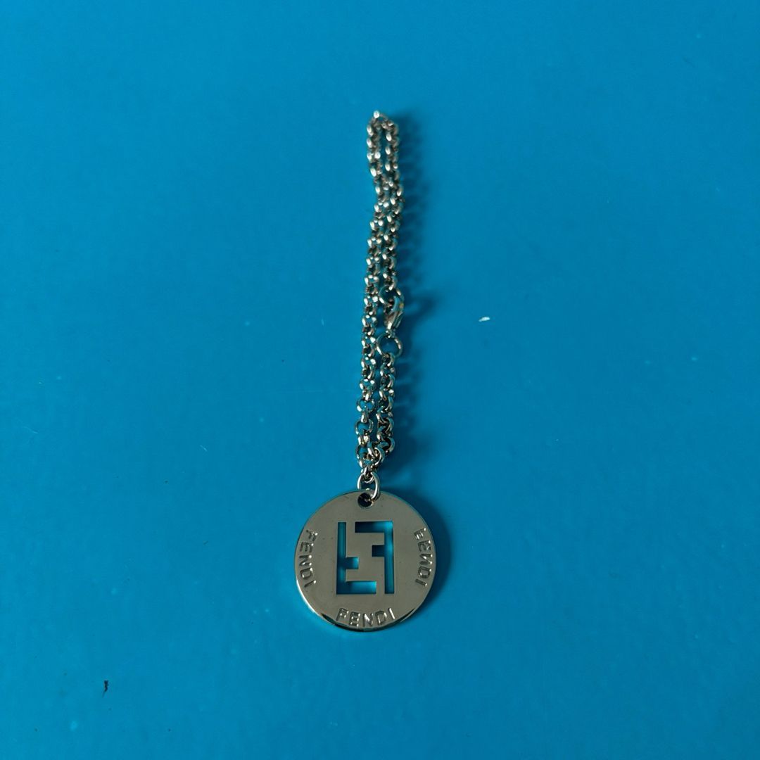 A15 フェンディ ブレスレット IDロゴ 小売 プレート シルバー色 箱