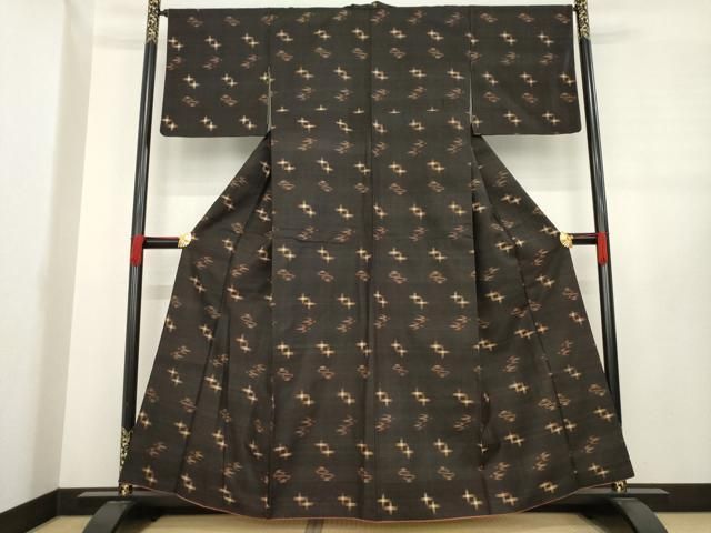 平和屋着物○国指定重要無形文化財 本場久米島紬 手織 琉球絣文様 正絹