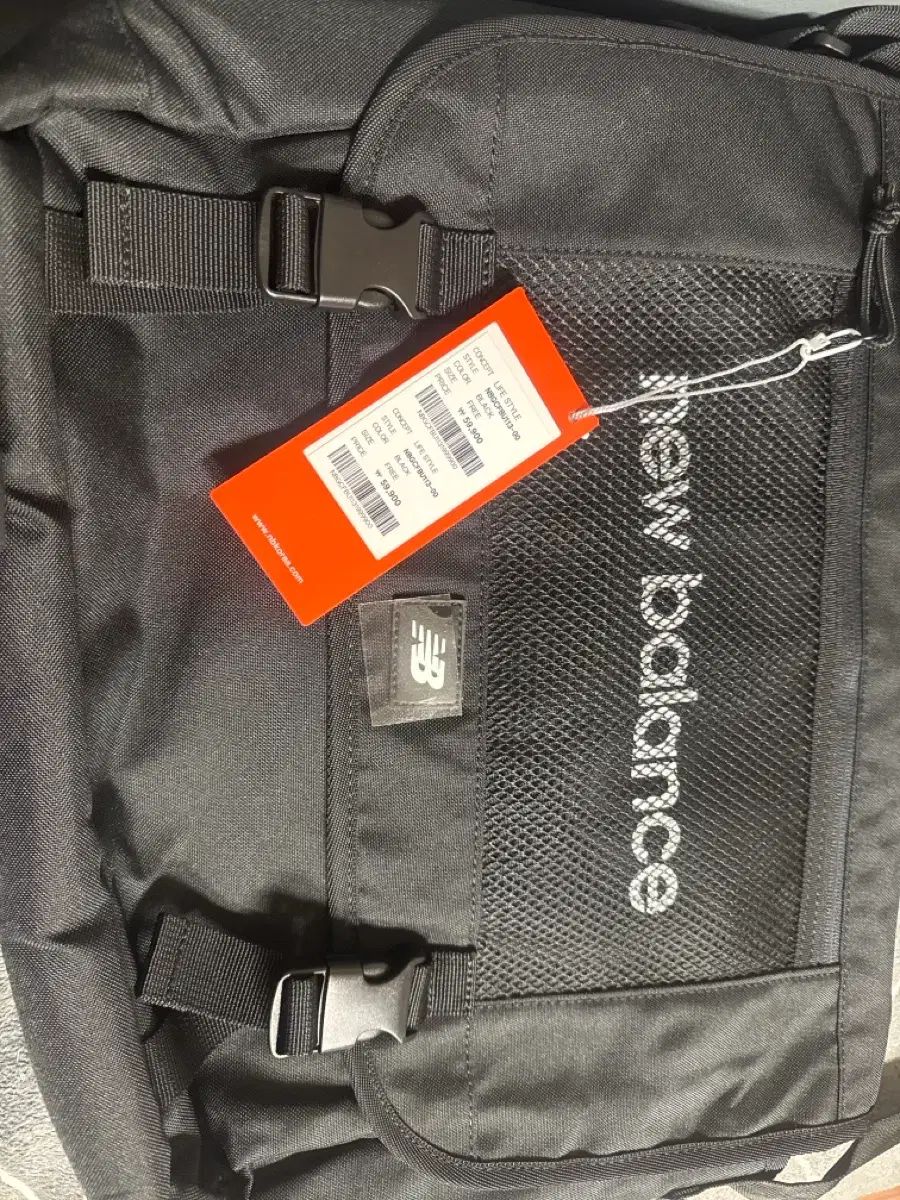 ニュー ンス ビックロゴ メッセンジャーバッグ ブラック