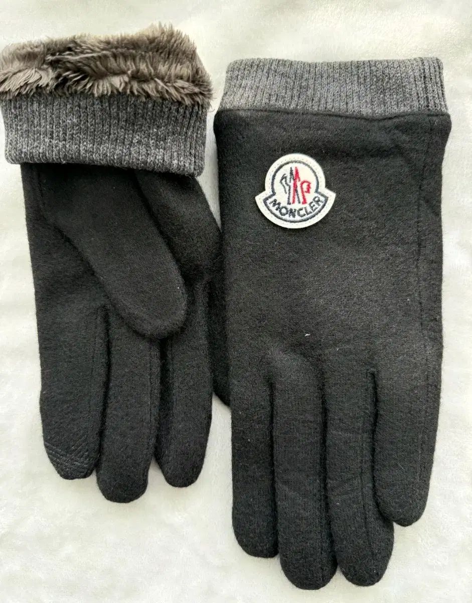 MONCLER モンクレール ブラック 手袋 MONCLER 【公式通販】