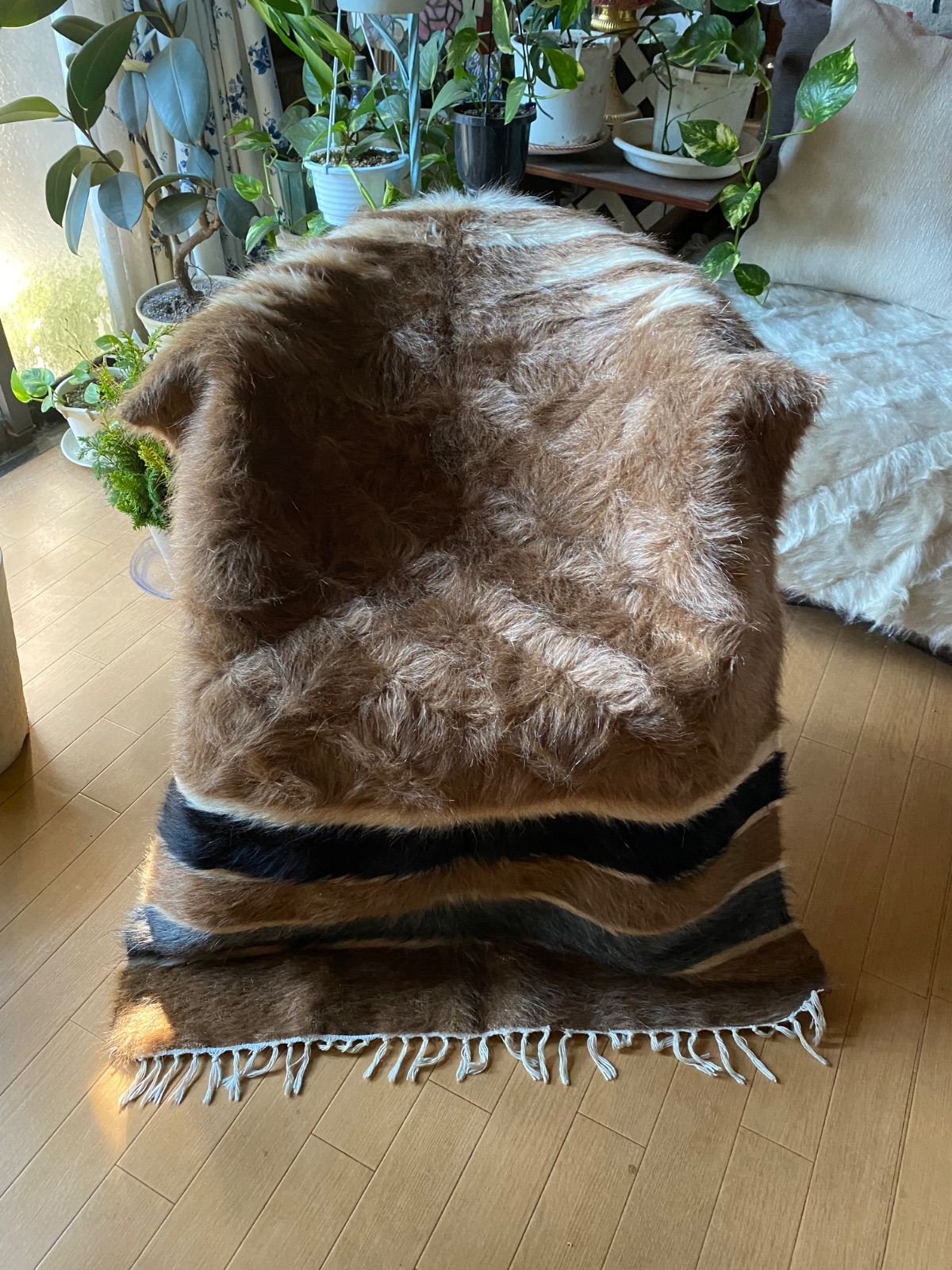 寒い日もモフモフ暖かくお洒落 素敵な濃いベージュ キャメル茶のヴィンテージシイルトバッタニイェ アンゴラヤギのモヘアのみをたっぷり使って織られた手織りの毛布 ラグやソファ 椅子カバーに 車にあると四季を通じて便利な優れもの 世界に一枚のミフラブ柄ギフトにも最適