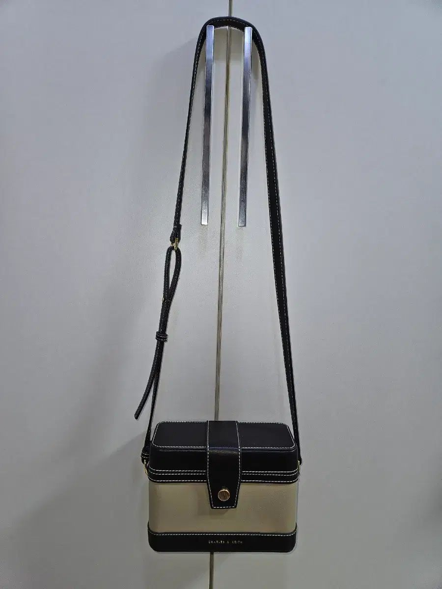 チャールズアンドキース Bronte オーバーサイズ クロスバック Sand