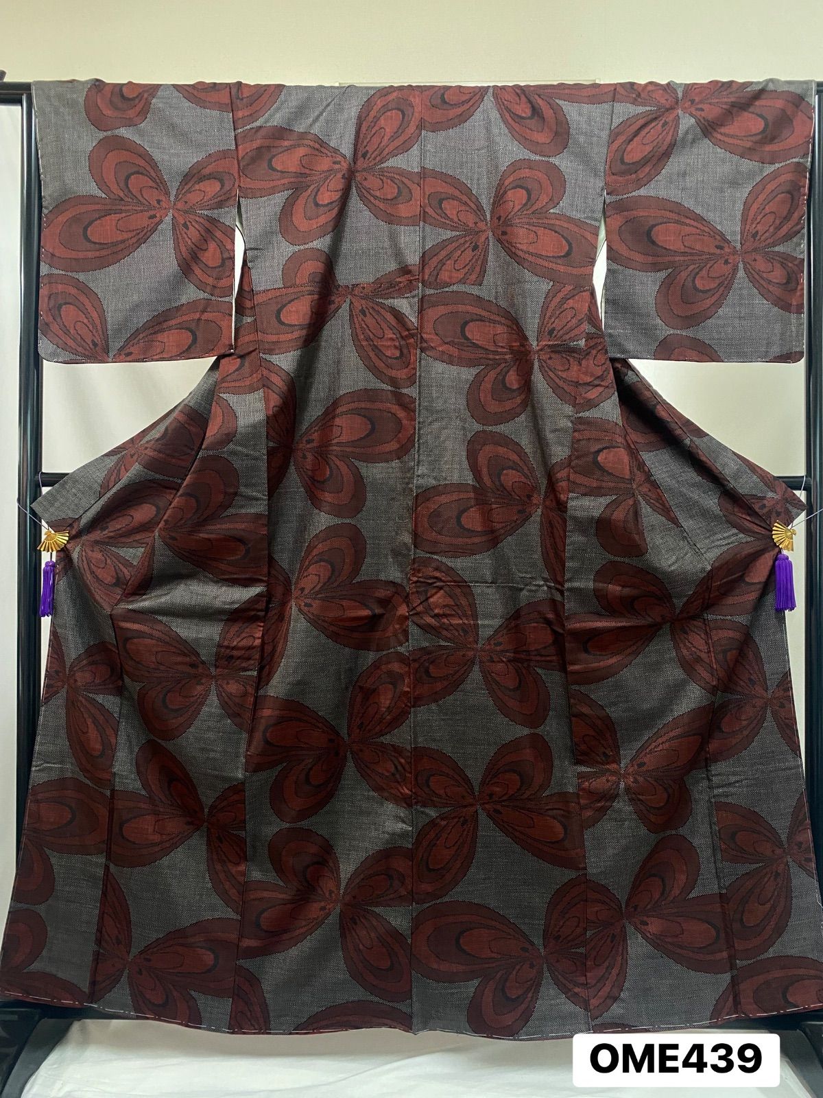 着物】大島紬 紬 正絹 しつけ糸あり 灰色地 蝶々 抽象柄 着物 和装