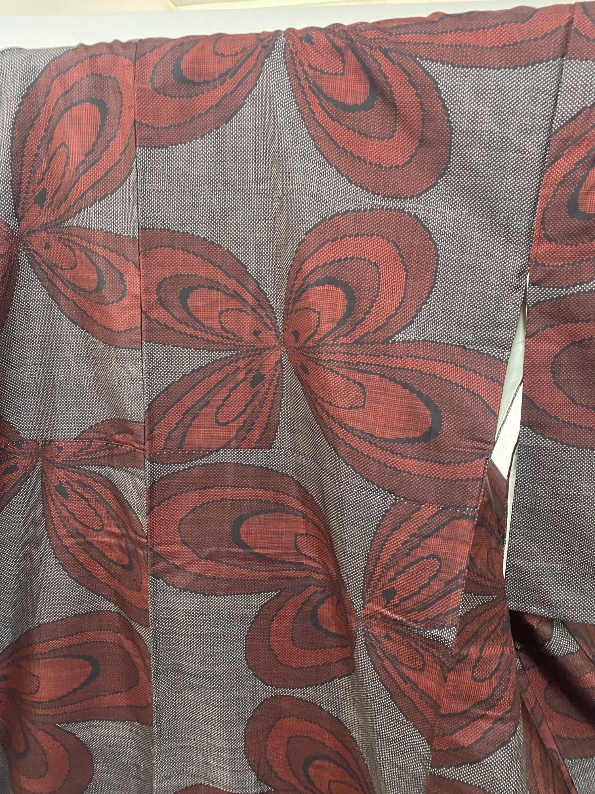 着物】大島紬 紬 正絹 しつけ糸あり 灰色地 蝶々 抽象柄 着物 和装