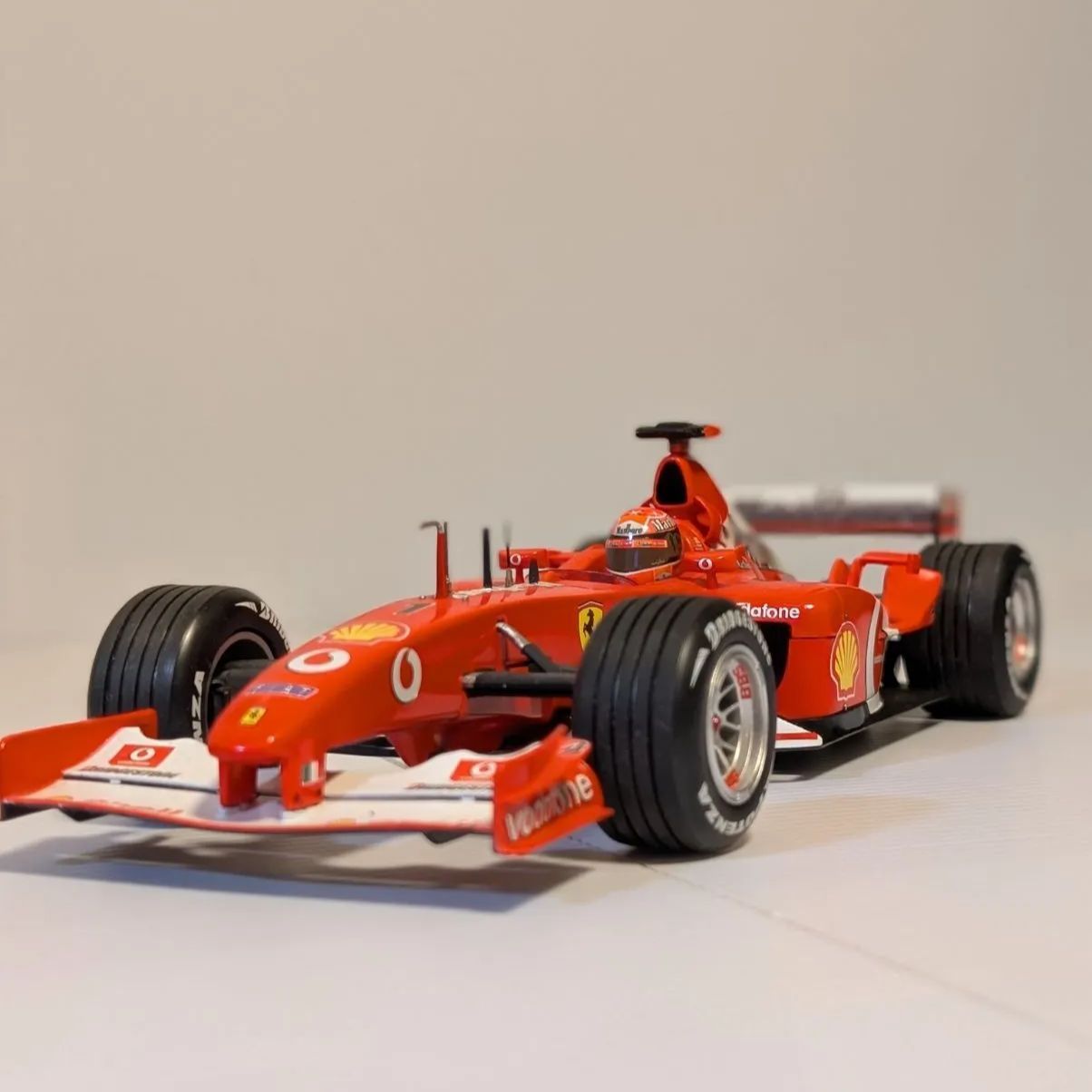 タイヤ タバコデカールカスタム加工1 18マテルフェラーリF 2002ミハエル シューマッハ