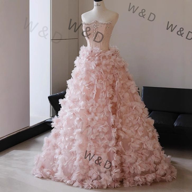 ピンク ケープドレス 2025 ロリータ オフショルダー 羽飾り 軽奢華 上品 成人式 卒業式 バースデー パーティー 舞台 受験 入学式 夢幻的なピンクと可憐なデザインが 少女から大人への門出を祝福するフォトジェニックな一着